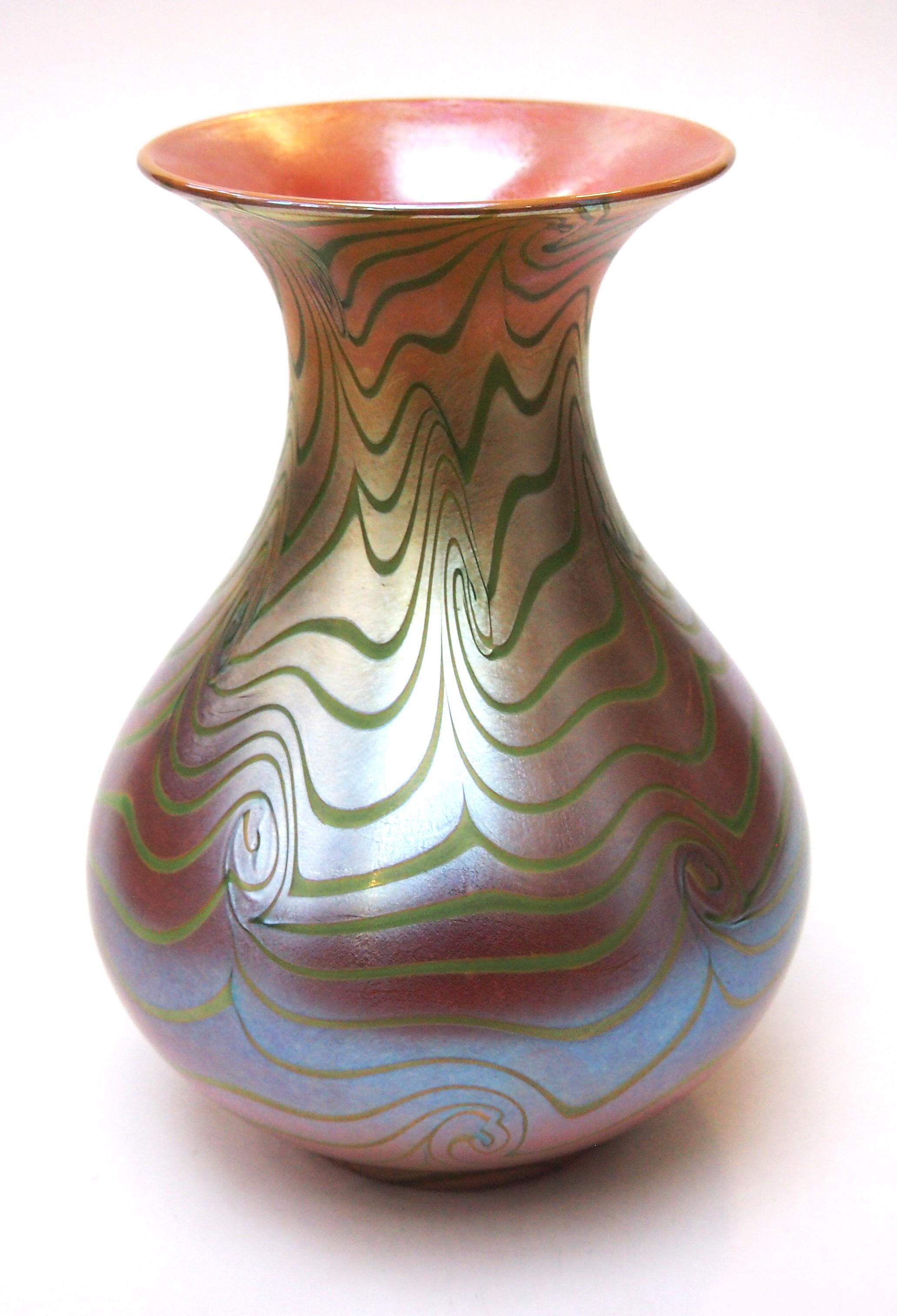 Stupendo vaso Durand di grandi dimensioni e firmato, realizzato negli Stati Uniti intorno al 1924 da operai di Furnaces che in precedenza avevano lavorato sia per Tiffany che per Quezal. È firmato Durand con la caratteristica V.I.I. 1700.  per il