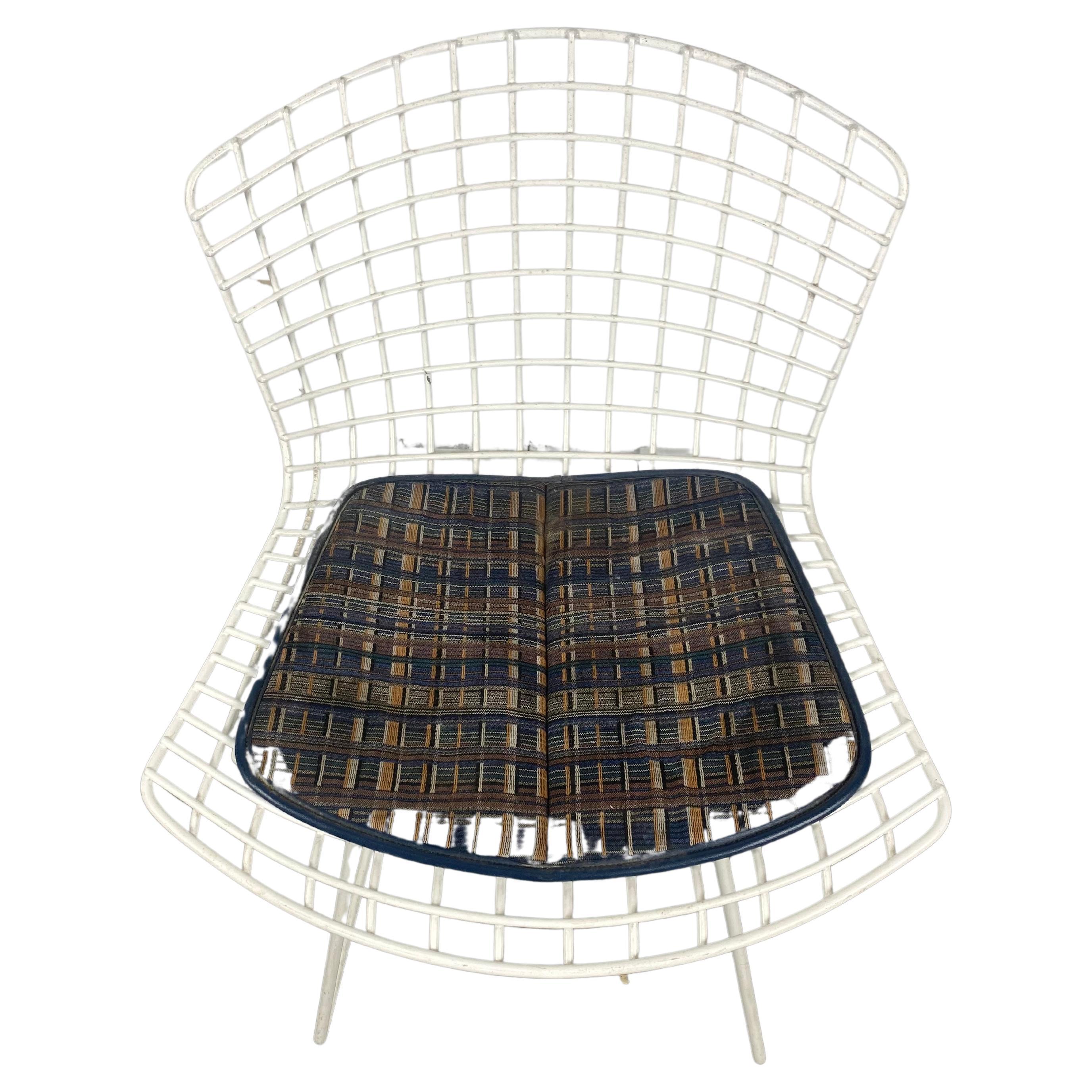 Classic Vintage Modern Industrial HARRY BERTOIA Wire side chair white 1952
Dimensions : 29.5 x 22,25 P x 18 W
Condition originale étonnante, coussin de siège en tissu Knoll personnalisé.