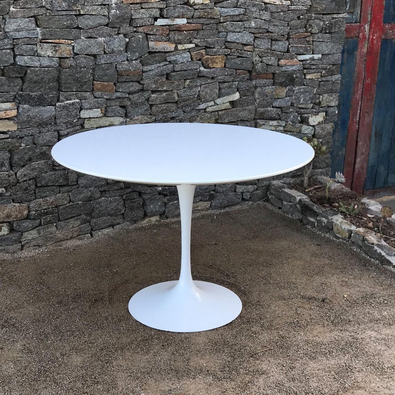 Classic timeless Knoll outdoor modern pedestal base dining table by Knoll- Italian production in Brilliant White.
Designed by Eero Saarinen for his Pedestal Collection.
Aluminum and metal all-weather Patio hardware and materials define this