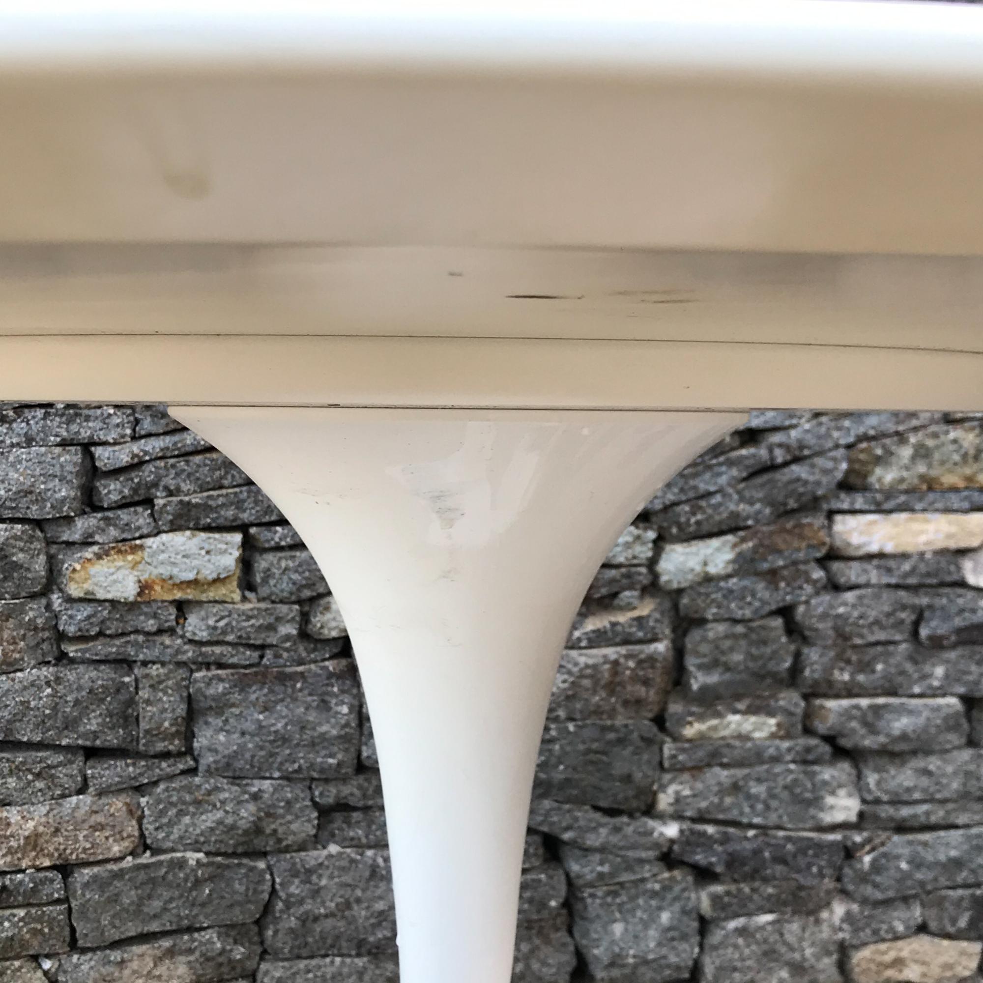 Classic Knoll Saarinen Italian Outdoor Modern Pedestal Patio Dining Table White In Good Condition In Chula Vista, CA