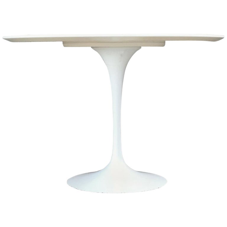 Classic Knoll Saarinen Italian Outdoor Modern Pedestal Patio Dining Table White For Sale