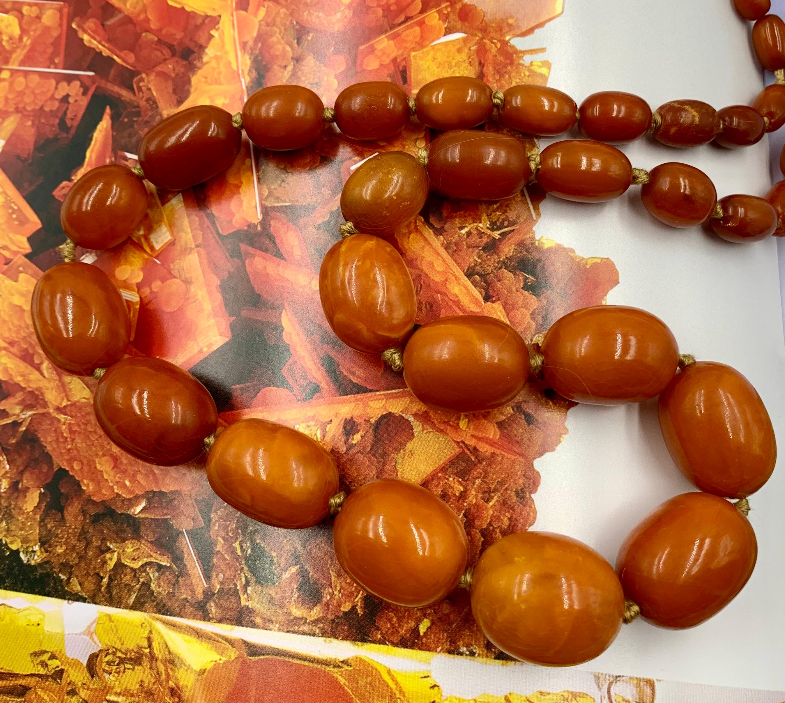 Classic Large Antique Natural Butterscotch Baltic 64.4 gr Amber Necklace In Good Condition For Sale In New York, NY