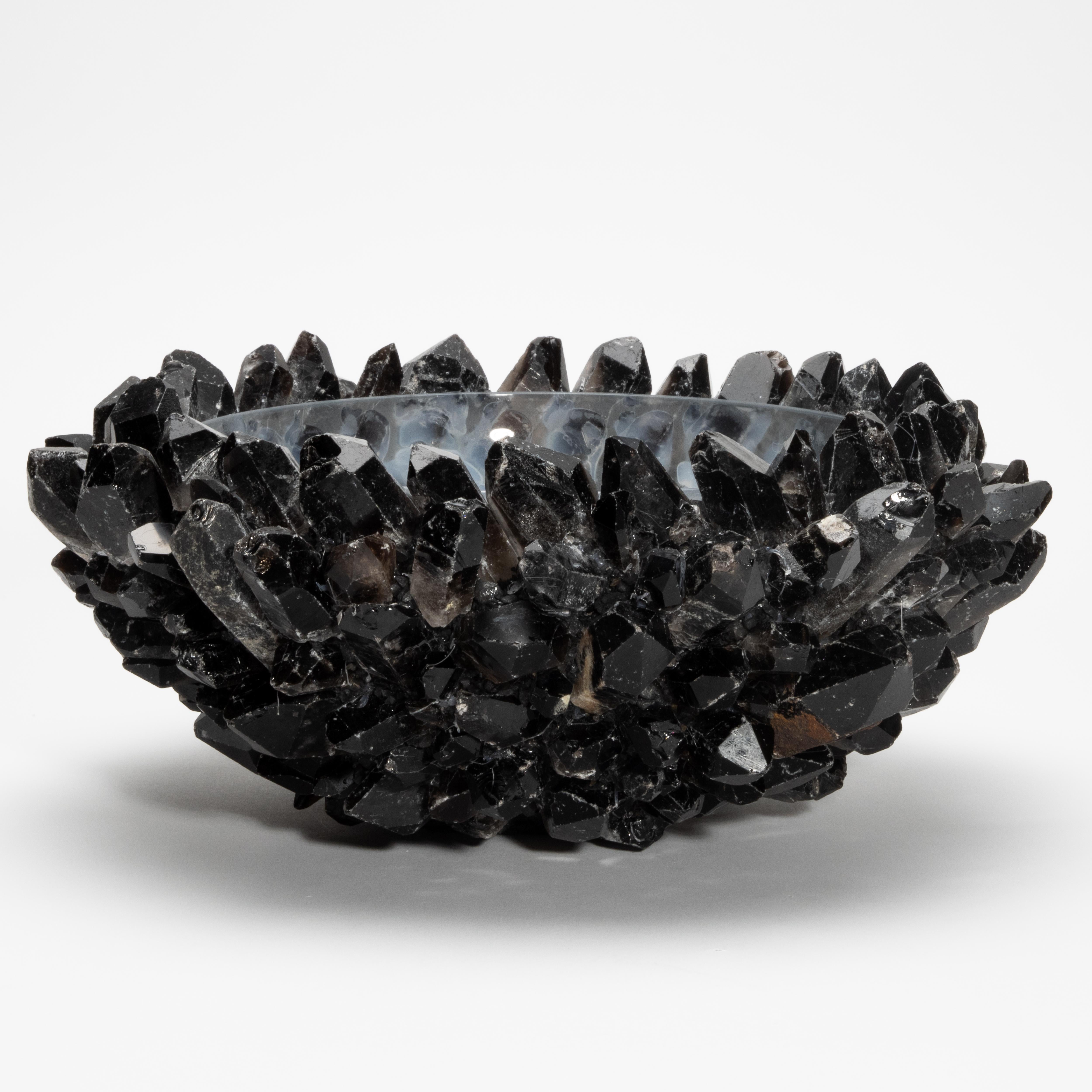 Audace, tattile e ricca di elementi, la ciotola Classic Large Bowl in quarzo nero di Kathryn McCoy è una straordinaria fusione di natura grezza e design raffinato. Ogni pezzo è realizzato a mano utilizzando cristalli di quarzo nero frastagliati che