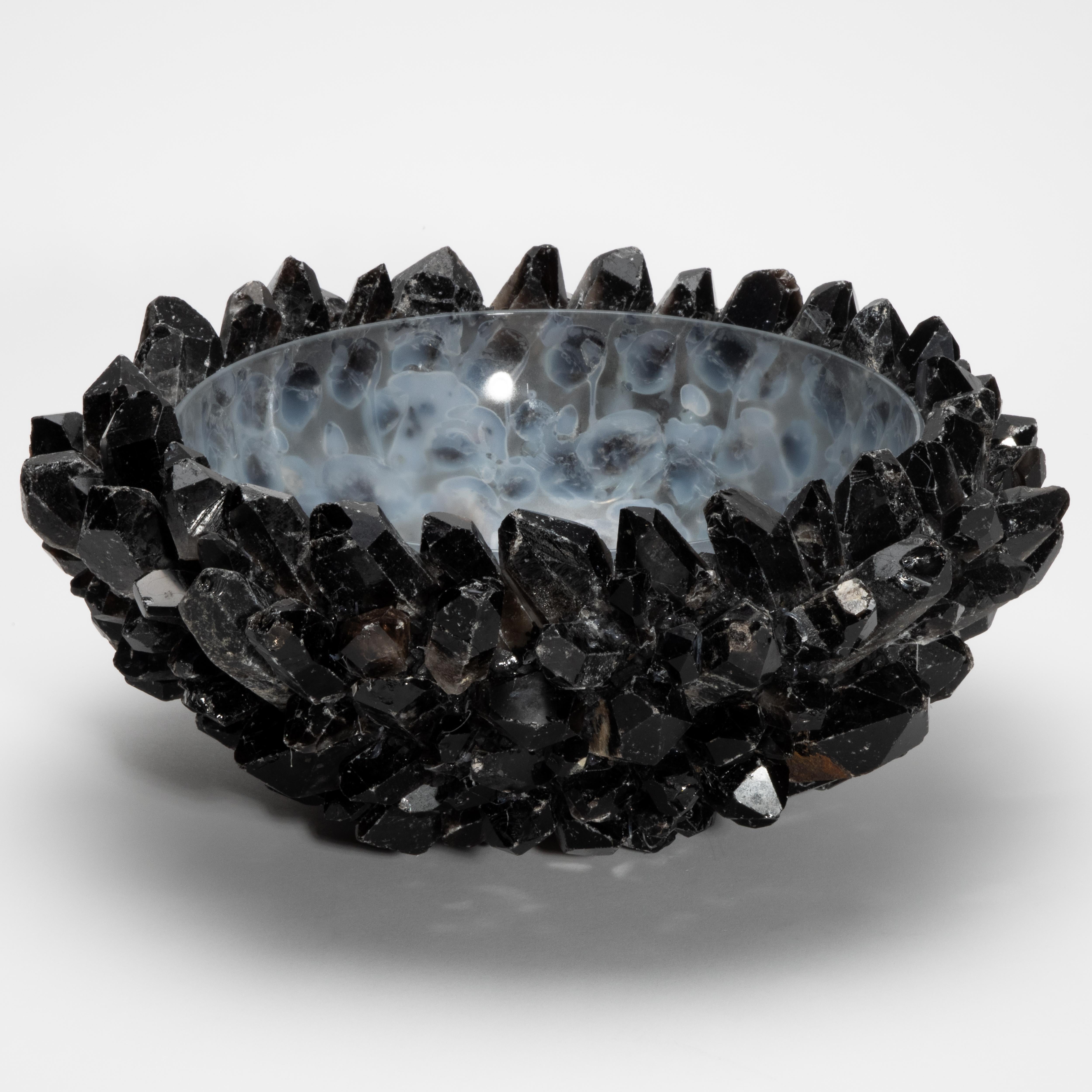 Moderno Ciotola classica grande in quarzo nero di Kathryn McCoy in vendita