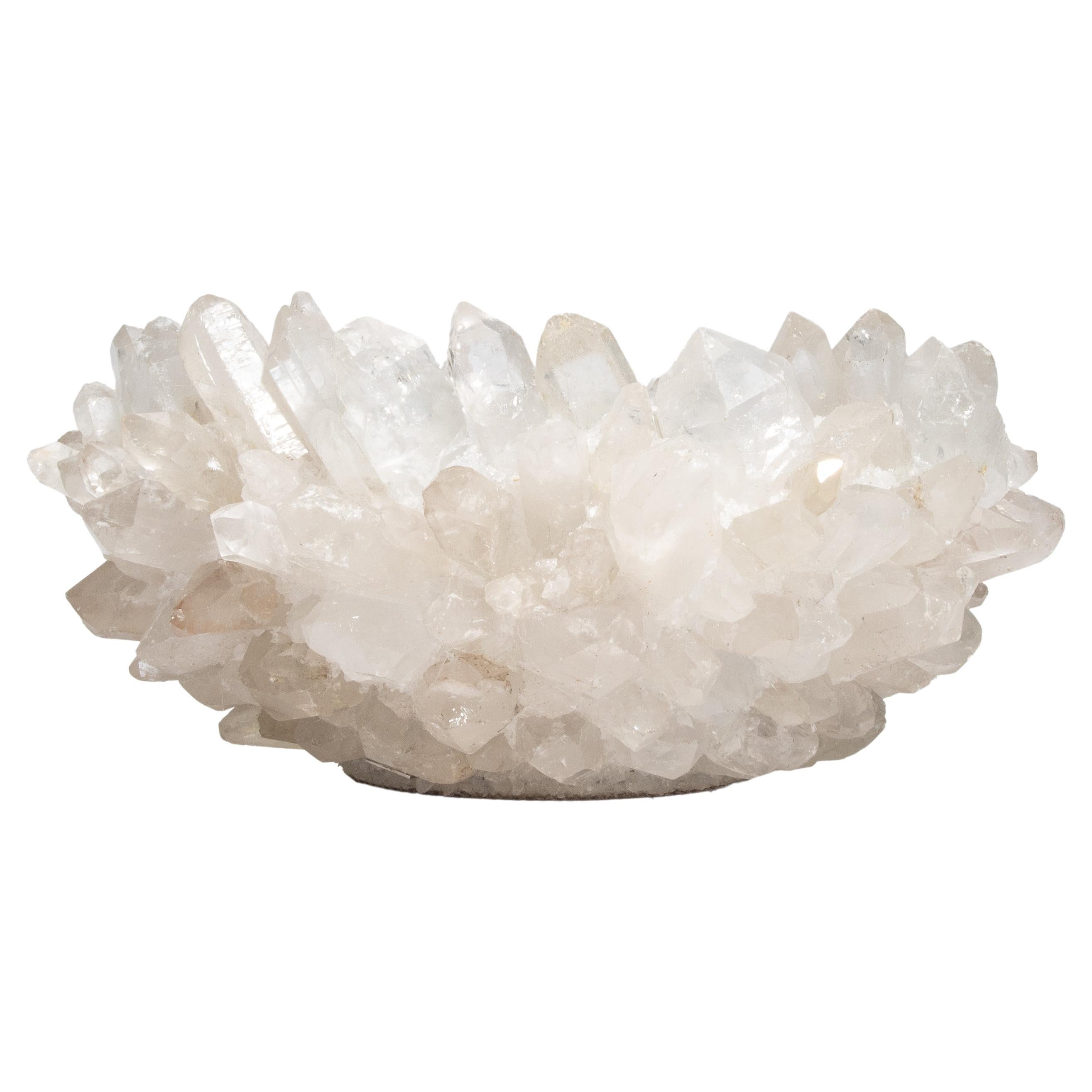 Die Classic Large Bowl aus klarem Quarz von Kathryn McCoy strahlt eine elementare Eleganz aus, die zugleich geerdet und himmlisch wirkt. Jede Schale ist ein Unikat, handgefertigt aus leuchtenden, klaren Quarzclustern und mit einer glatten,