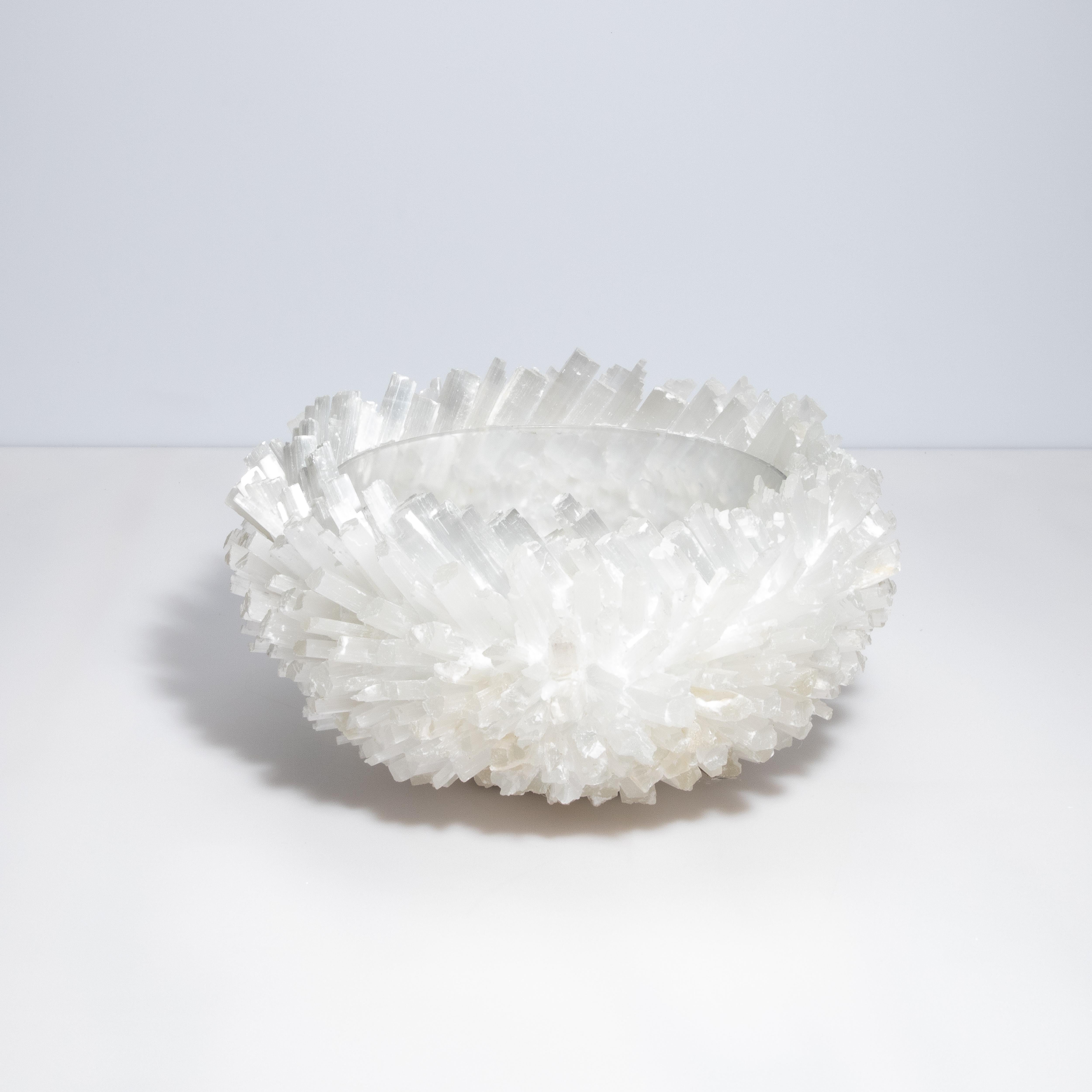 Rayonnant d'un éclat céleste, le grand bol en sélénite classique de Kathryn McCoy est une expression magistrale de la nature raffinée par l'artisanat. Chaque pièce est fabriquée à la main à partir de cristal de sélénite pur, dont les éclats glacés