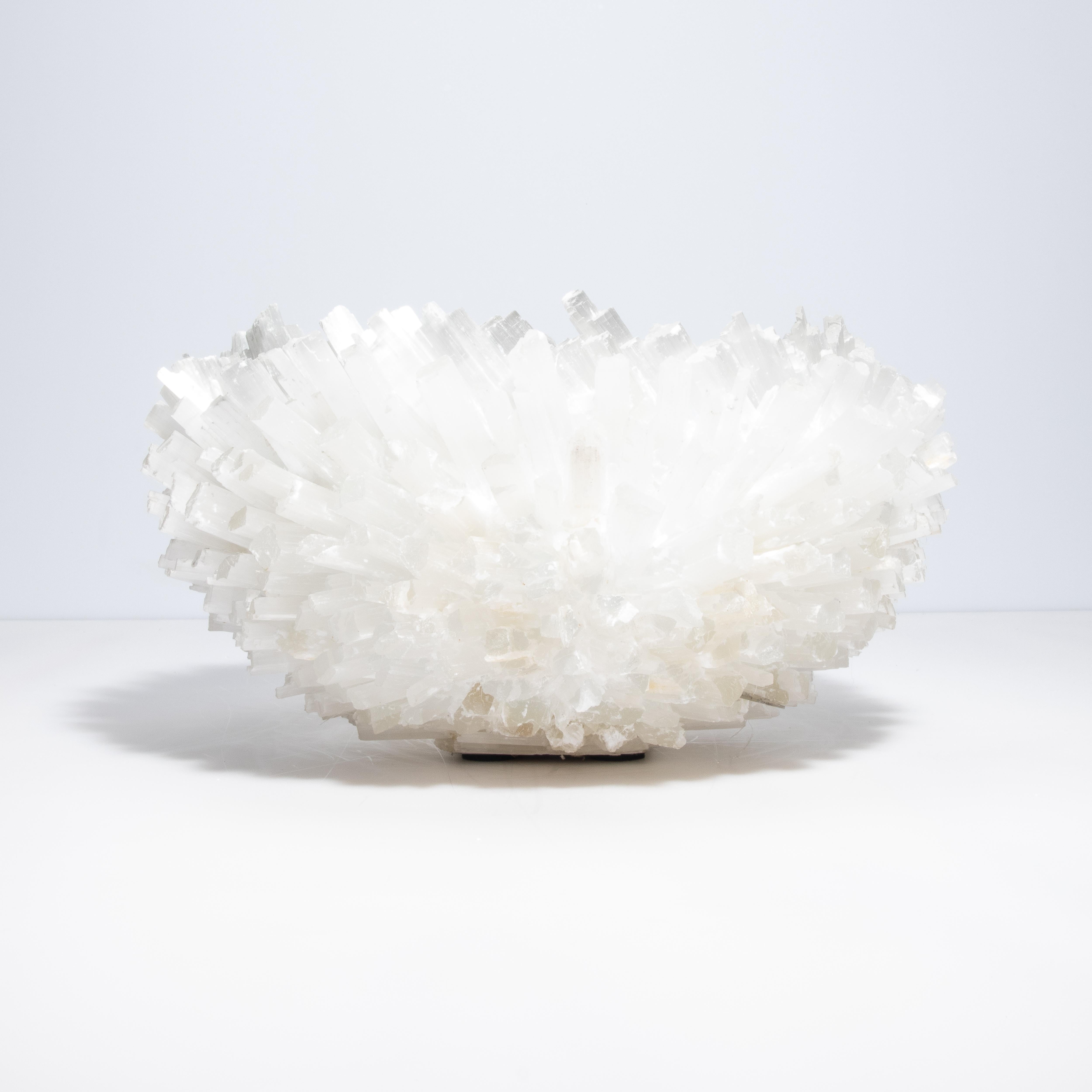 Fatto a mano Ciotola grande classica in selenite di Kathryn McCoy in vendita