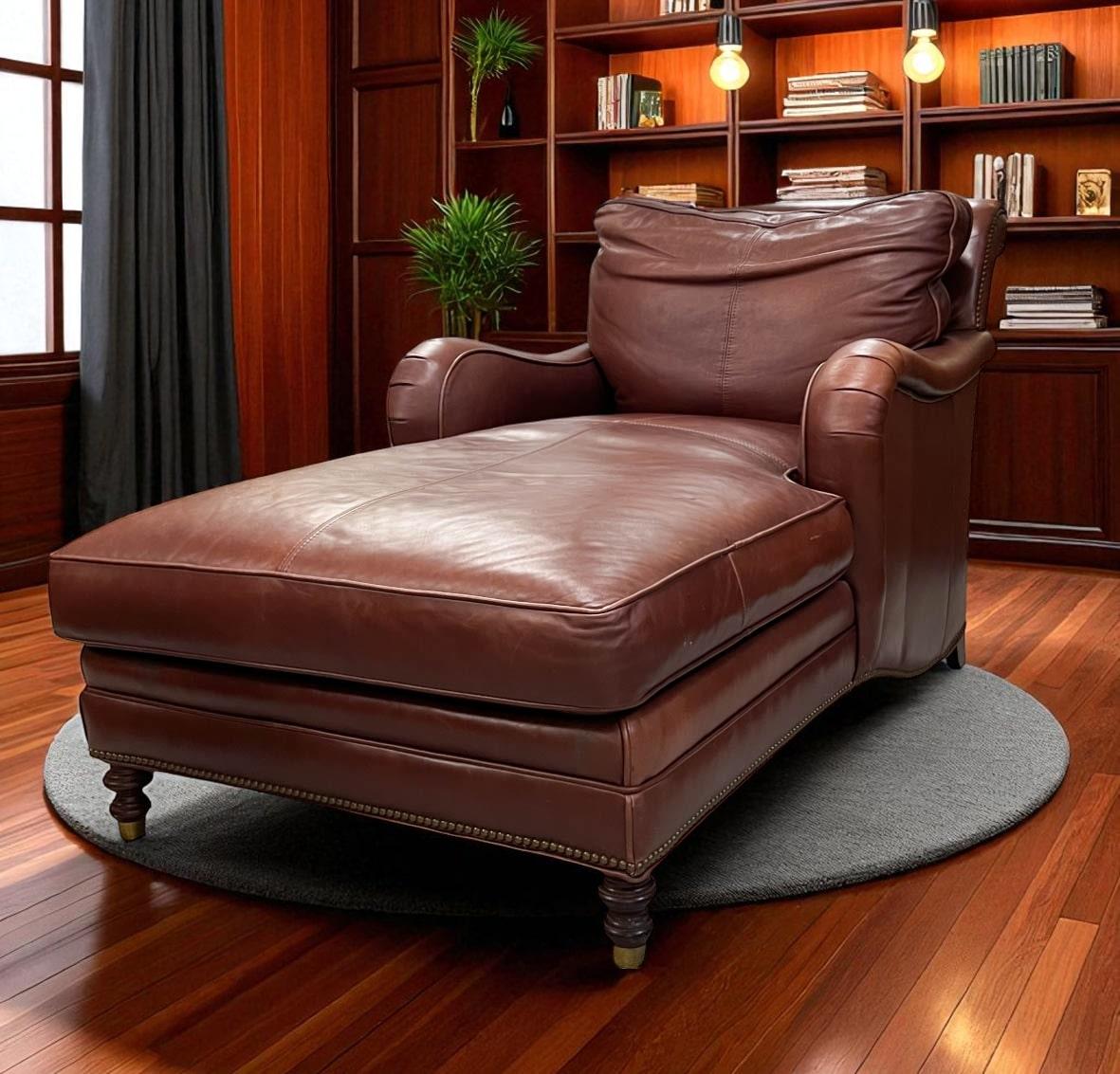 Une chaise longue en cuir intemporelle, recouverte d'un riche cuir marron foncé. Conçu dans un souci de confort, il est doté d'un coussin dorsal en peluche rembourré de plumes pour un repos doux et confortable. 

Des détails raffinés, comme les