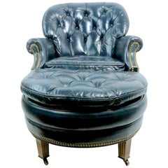 Fauteuil club et pouf en cuir classique par Hancock and Moore