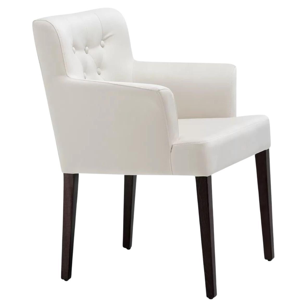 Upholstered armchair of classic style. Body of contained dimensions, and straight lines that seek to contrast with the curves of the interior of the arm and back, which provide a touch of warmth and comfortable interior. The classic appearance is