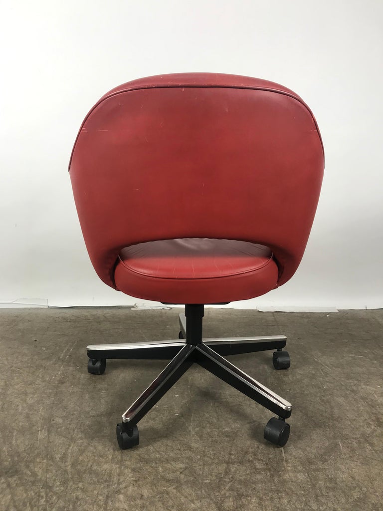Classic Leather Knoll Executive Swivel Armchair, Eero Saarinen at 1stDibs