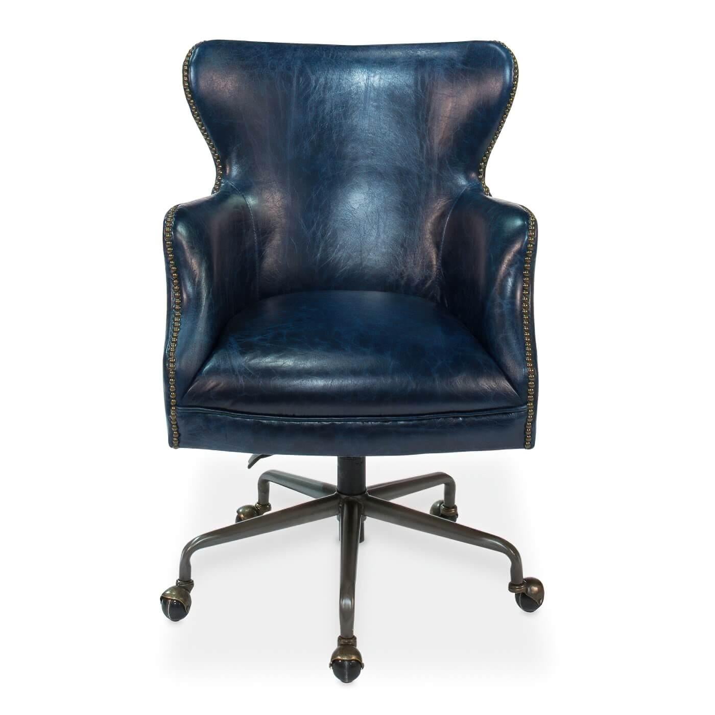 Una sedia da ufficio classica in pelle di colore blu Chateau. Questa sedia maestosa ha l'interno e l'esterno in pelle liscia ed è impreziosita da decorazioni in testa di chiodo. Poggia su una base a 5 punte. Realizzato in pelle di mucca di prima