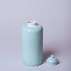 Urna classica in porcellana con coperchio, color celadon