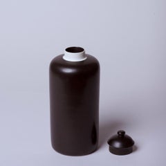Urna classica in porcellana con coperchio in nero opaco