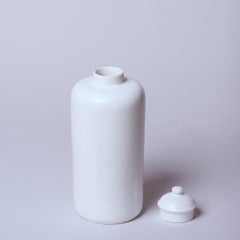 Urna classica in porcellana con coperchio, color bianco tenue