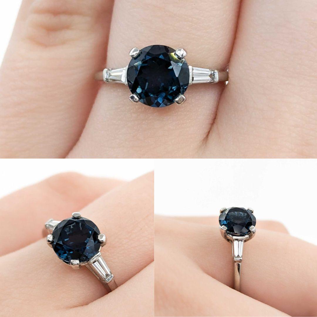 Klassischer Londoner Blautopas & Diamant-Cocktailring aus Platin

Dieser atemberaubende Ring ist aus luxuriösem 900er Platin gefertigt und zeigt einen atemberaubenden 2,23 Karat runden Londoner Blautopas als Herzstück. Das tiefe, fesselnde Blau des