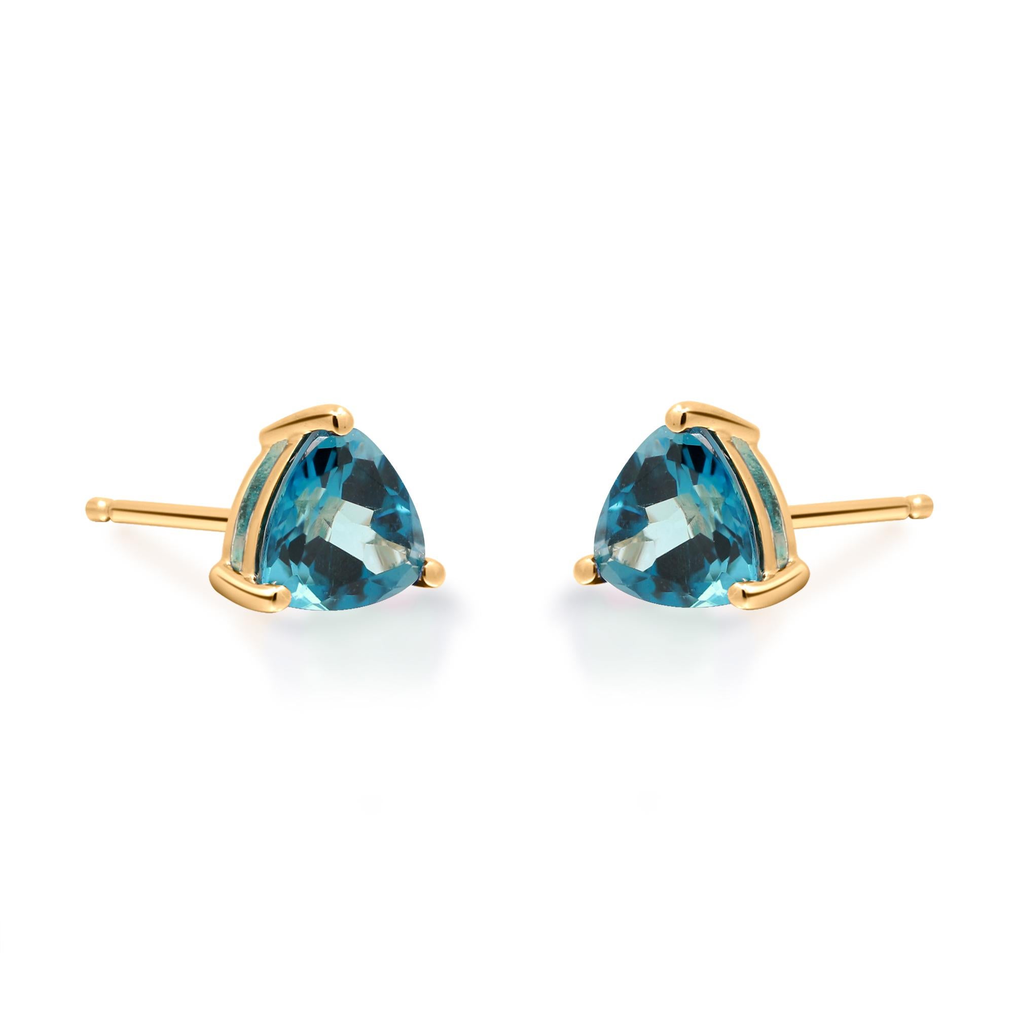 Classic London Blue Topaz Trillion Cut 14K Yellow Gold Stud Earring In New Condition For Sale In New York, NY