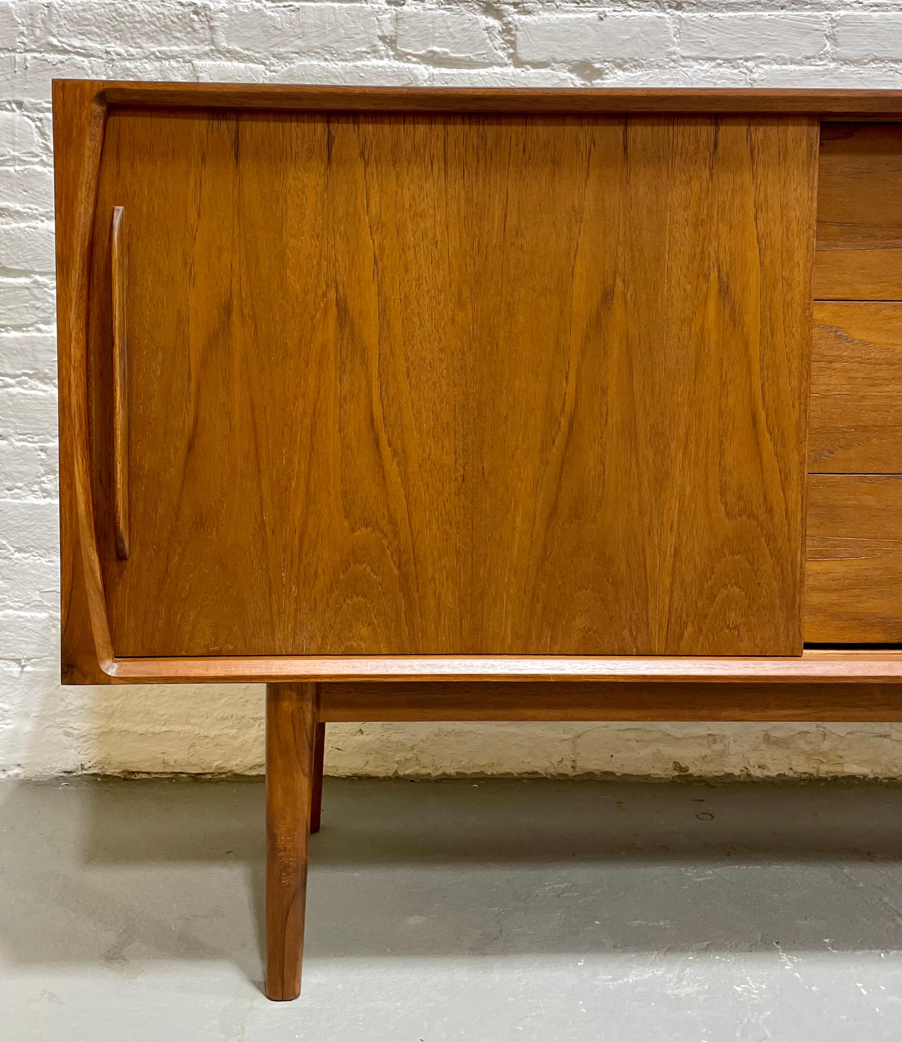 CLASSIC Long Mid Century MODERN styled Danish CREDENZA / Media Stand / Sideboard For Sale 5
