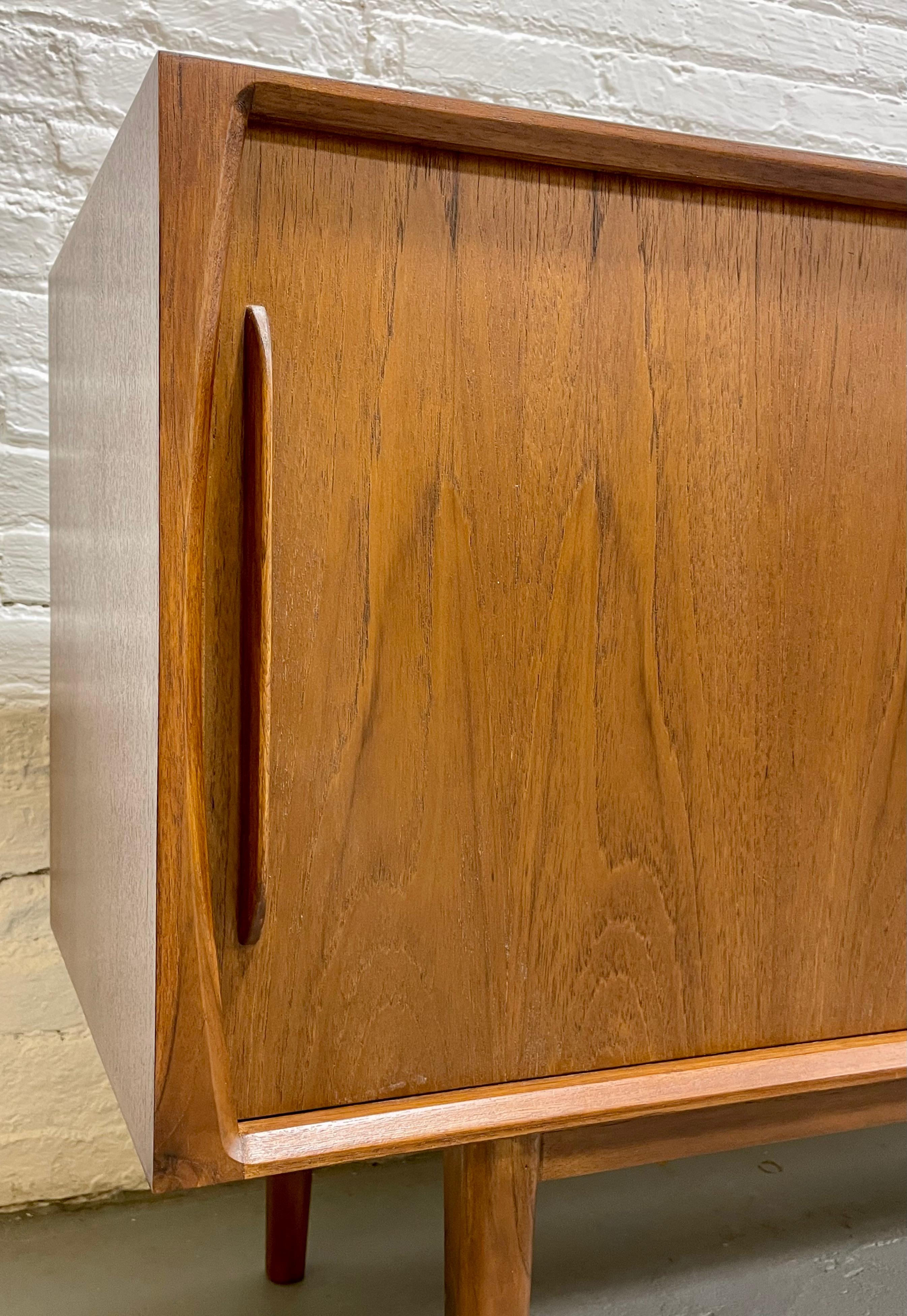 CLASSIC Long Mid Century MODERN styled Danish CREDENZA / Media Stand / Sideboard For Sale 6