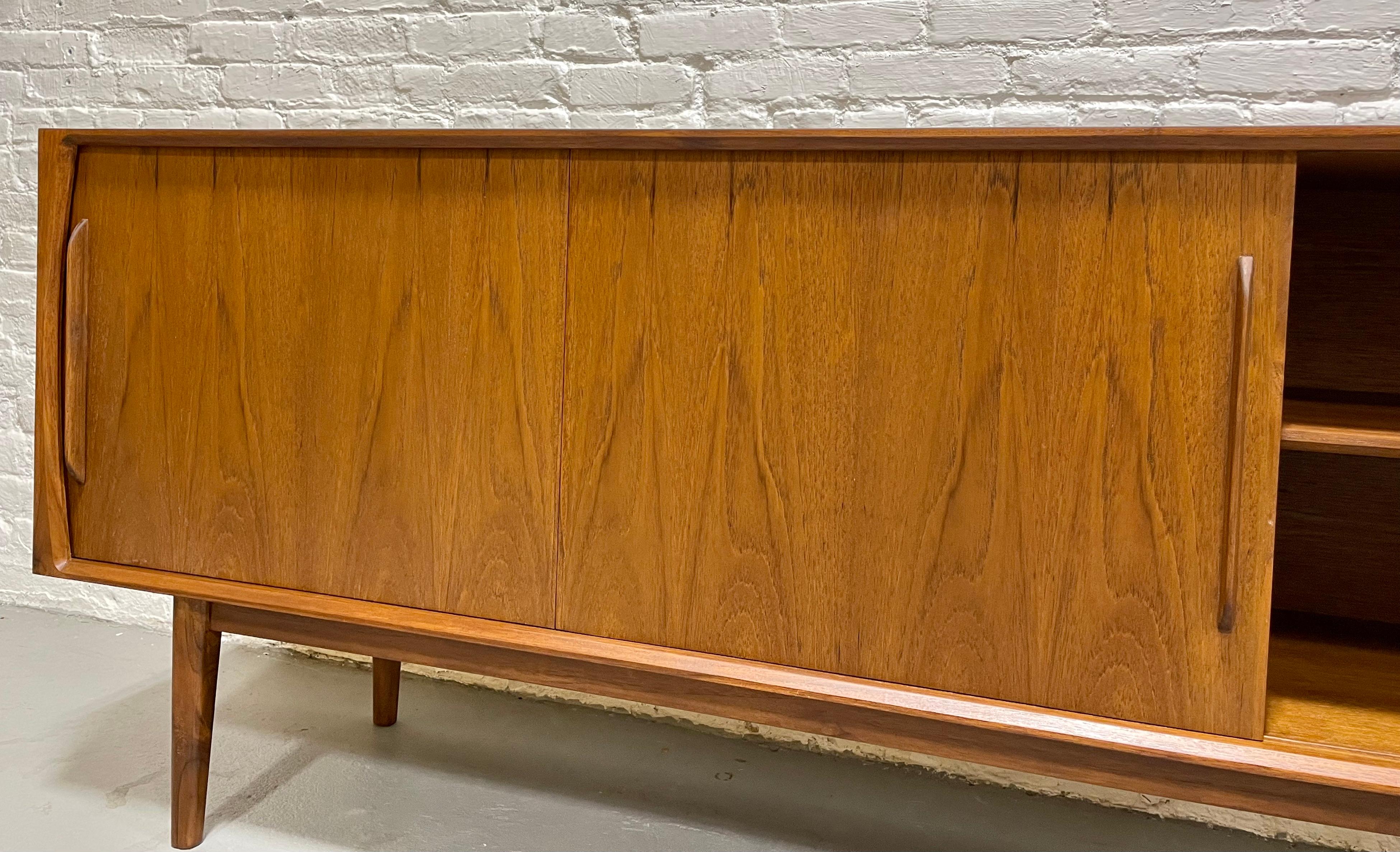 CLASSIC Long Mid Century MODERN styled Danish CREDENZA / Media Stand / Sideboard For Sale 9