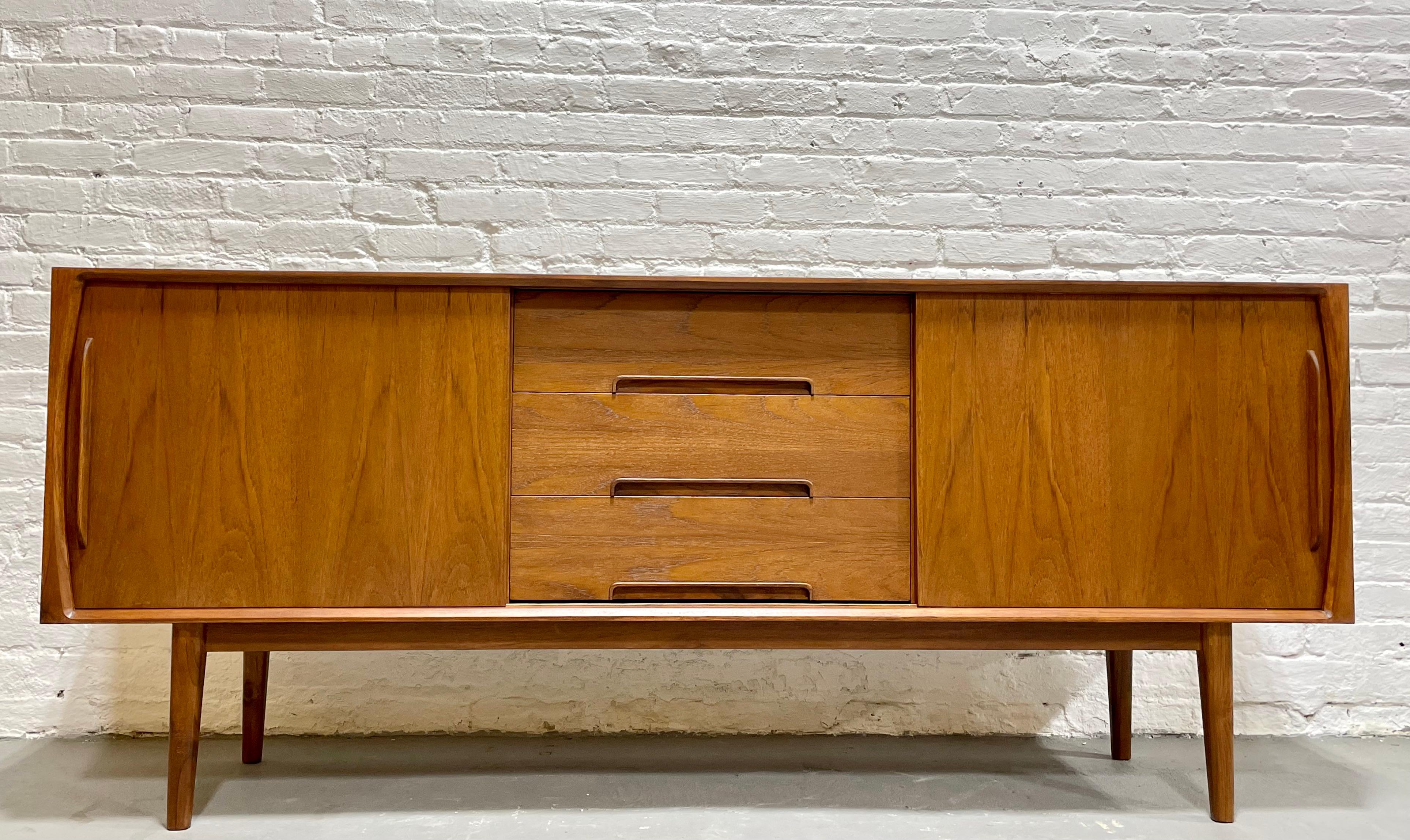 Mid-Century Modern CLASSIC Long Mid Century MODERN styled Danish CREDENZA / Media Stand / Sideboard For Sale