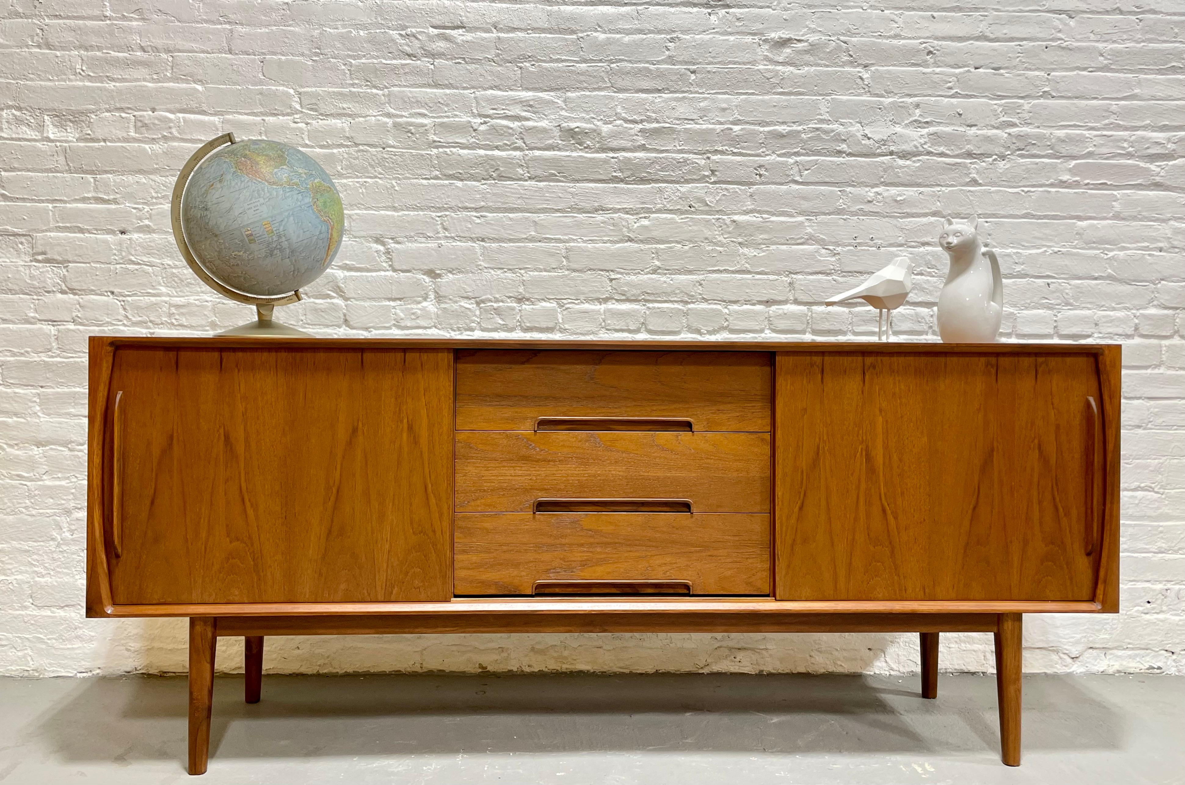 CLASSIC Long Mid Century MODERN styled Danish CREDENZA / Media Stand / Sideboard In New Condition For Sale In Weehawken, NJ