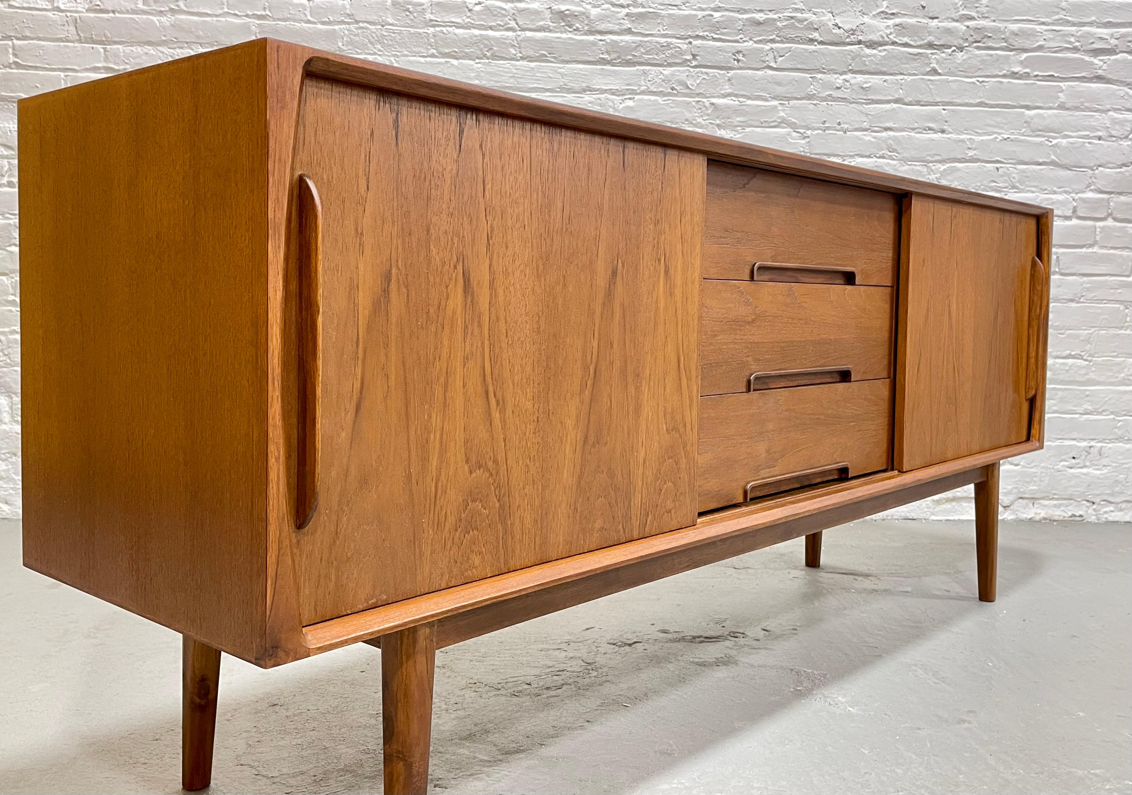 Contemporary CLASSIC Long Mid Century MODERN styled Danish CREDENZA / Media Stand / Sideboard For Sale