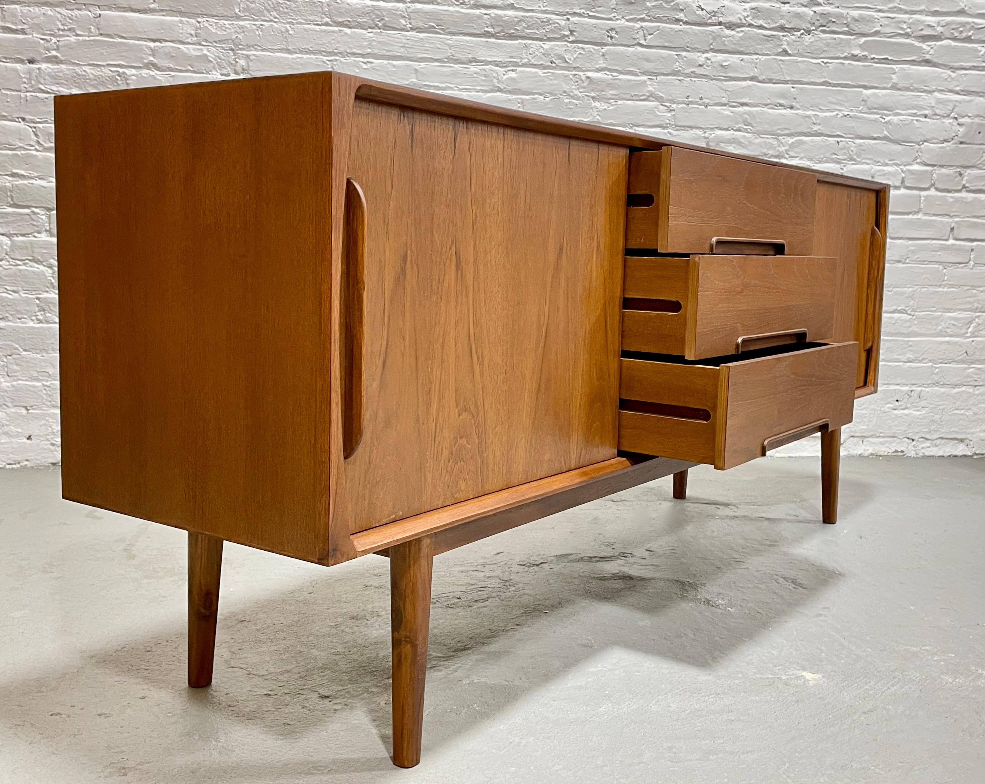 CLASSIC Long Mid Century MODERN styled Danish CREDENZA / Media Stand / Sideboard For Sale 1