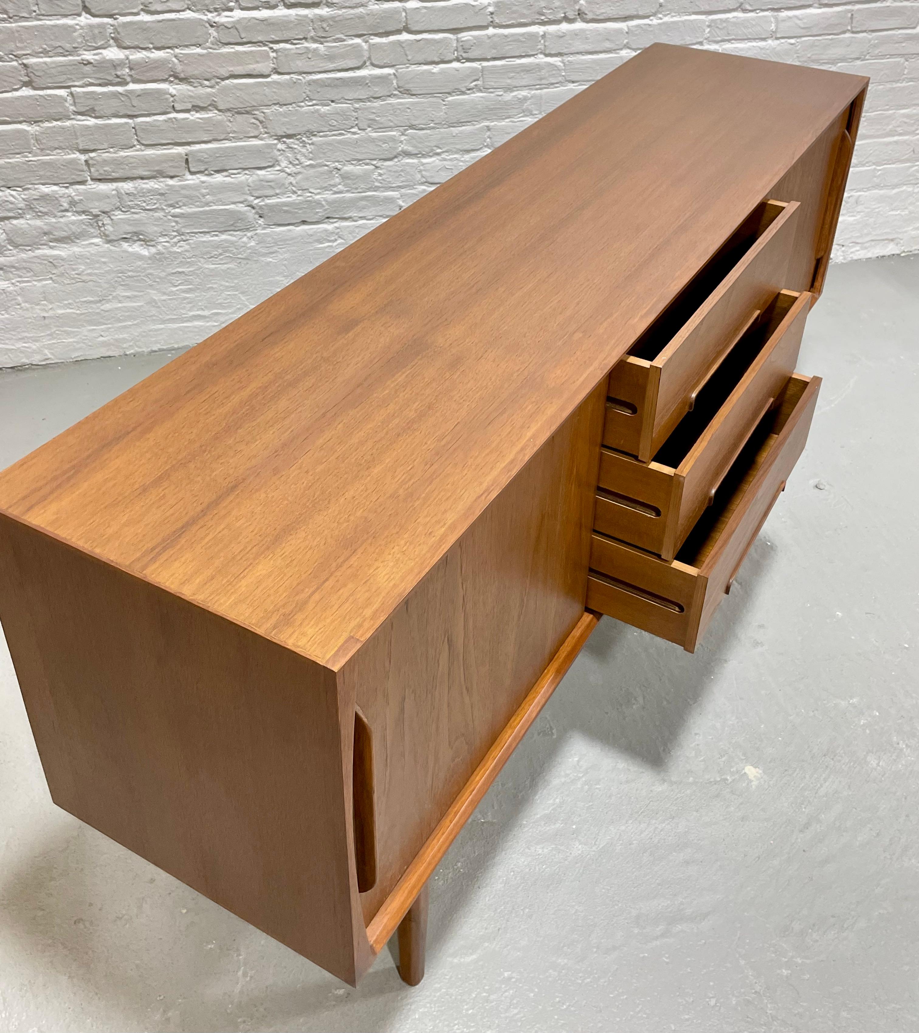 CLASSIC Long Mid Century MODERN styled Danish CREDENZA / Media Stand / Sideboard For Sale 2