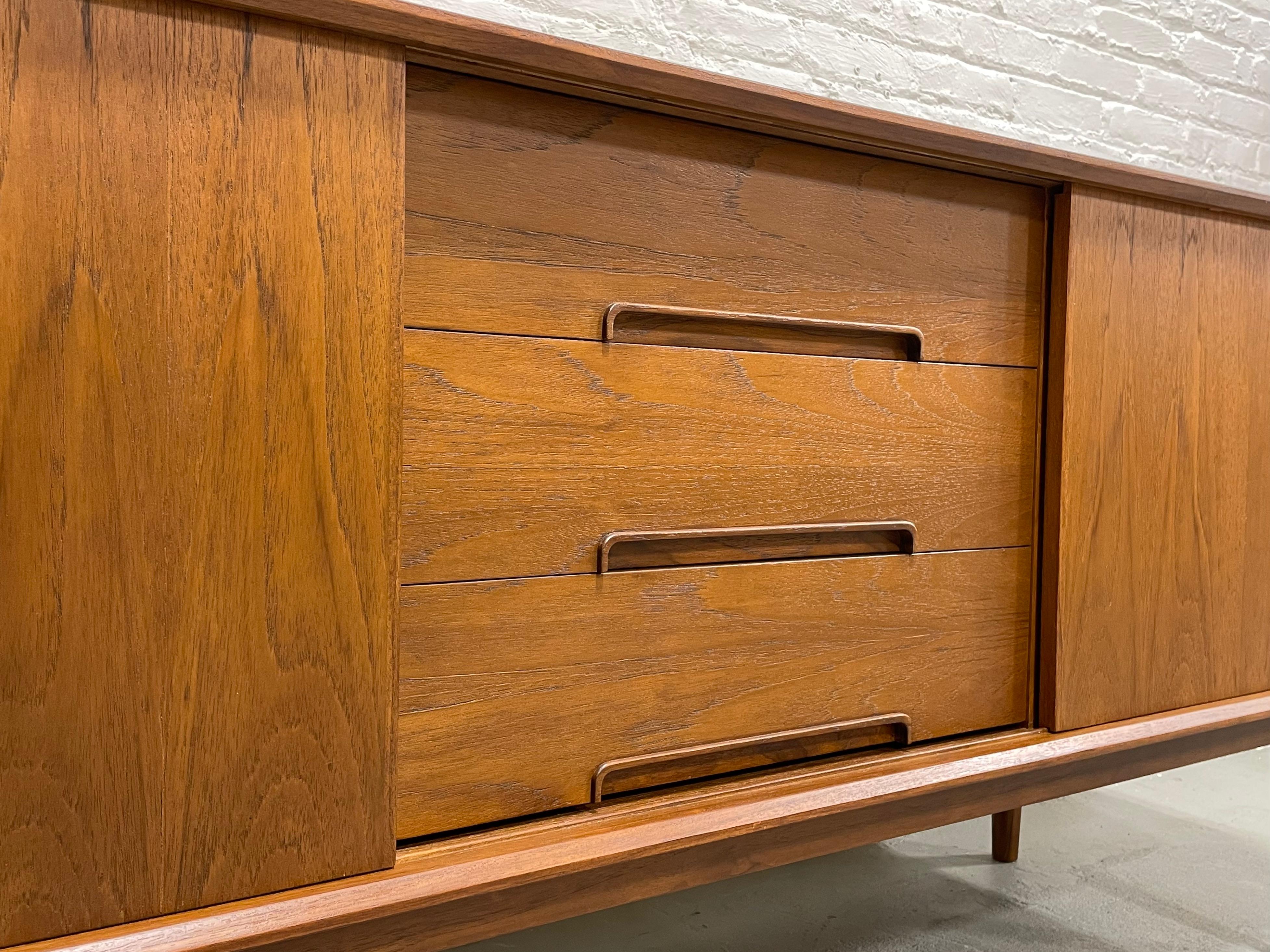 CLASSIC Long Mid Century MODERN styled Danish CREDENZA / Media Stand / Sideboard For Sale 3