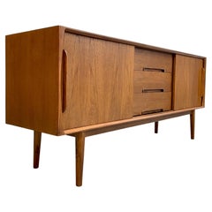 CLASSIC Long Mid Century MODERN style Danish CREDENZA / Media Stand / Sideboard