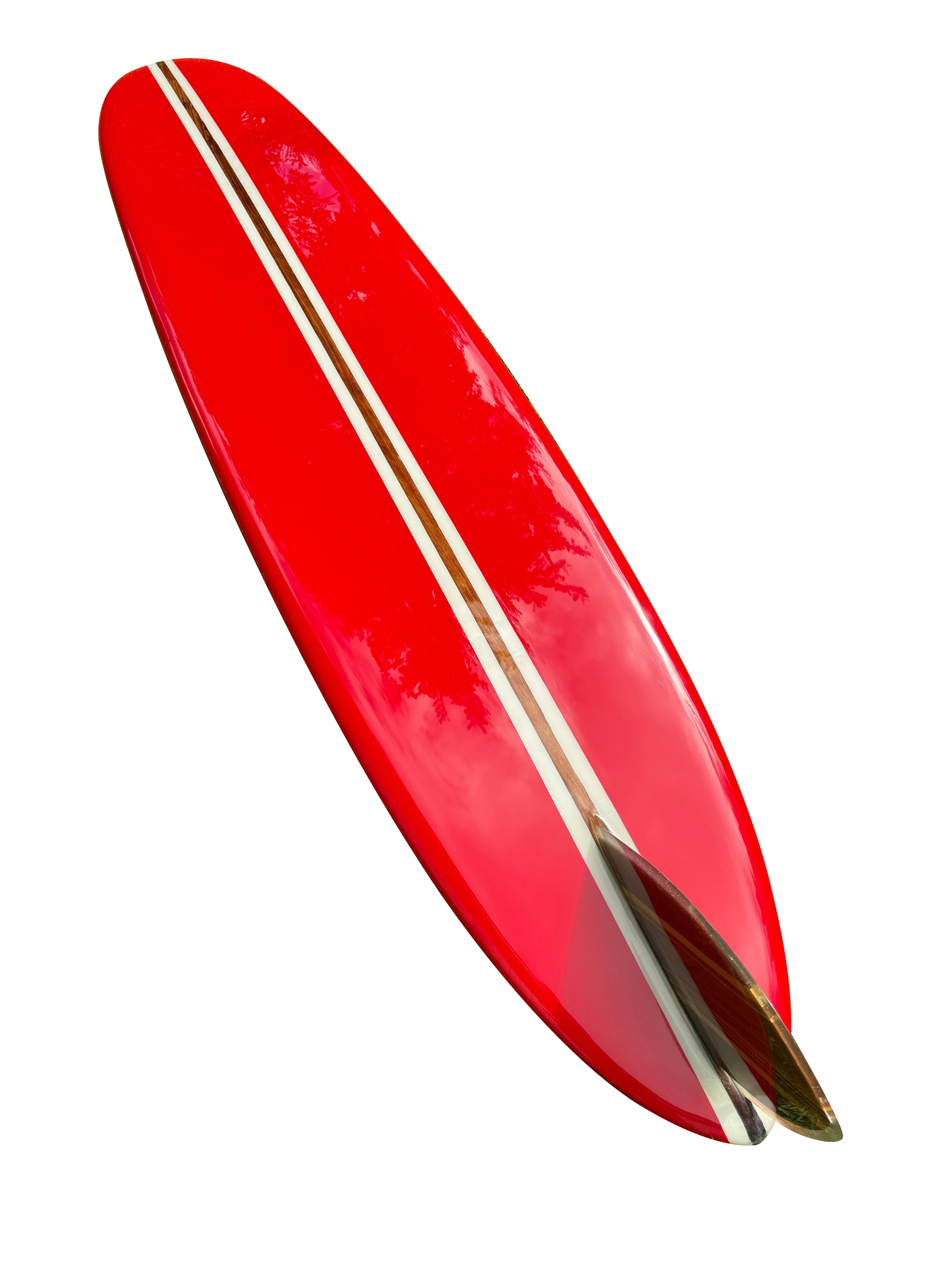 Torna all'epoca d'oro del surf con questa longboard Jacobs della metà degli anni '60, splendidamente restaurata. Con una misura di 9 piedi e 1 pollice, questa tavola è uno splendido esempio di design vintage per il surf, con il classico pintail