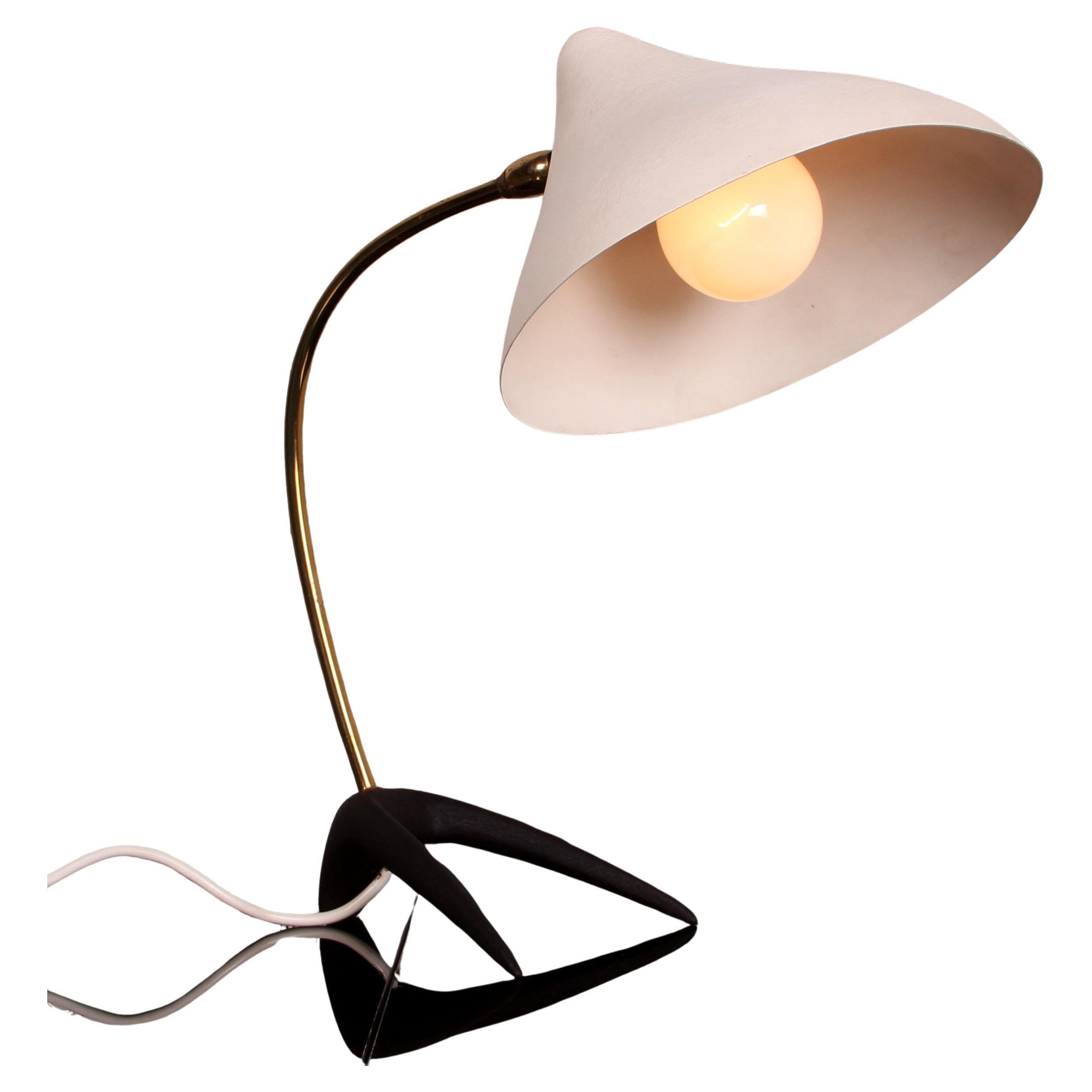 Louis Kalff  lámpara de mesa  Mediados de siglo

Lámpara de sobremesa con pata de gallo de los años 50, bellamente conservada, diseñada por Louis Kalff para Philips.
Laca clásica texturizada totalmente funcional y utilizable.
E27  casquillo - puede