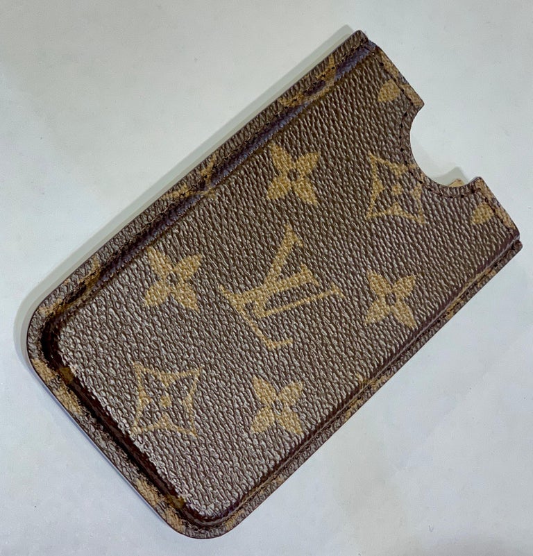 Funda o soporte para móvil con monograma icónico clásico de Louis Vuitton  en venta en 1stDibs