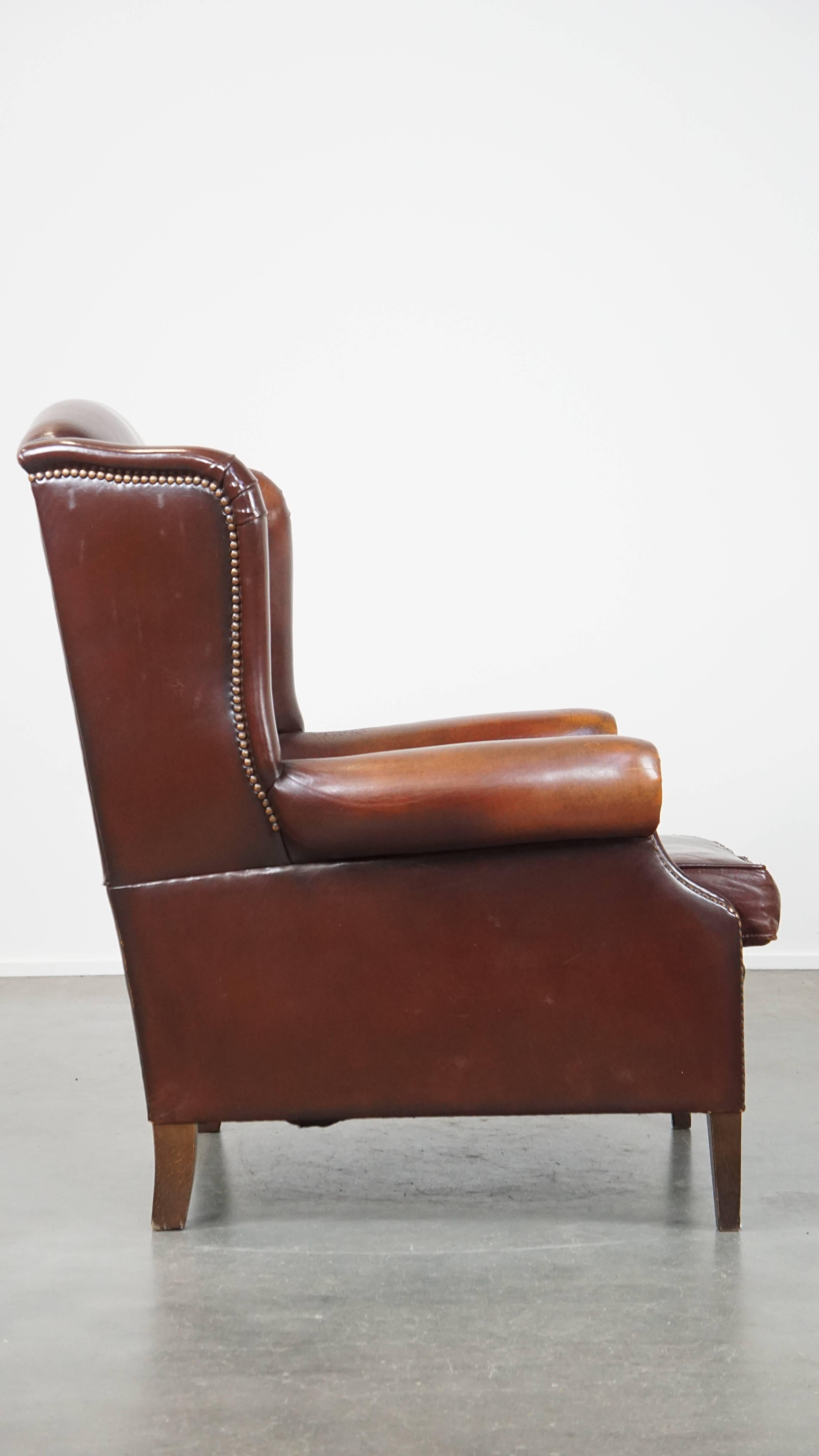 Fait main Chaise à oreilles classique, luxueuse et confortable en peau de mouton foncé de style anglais en vente