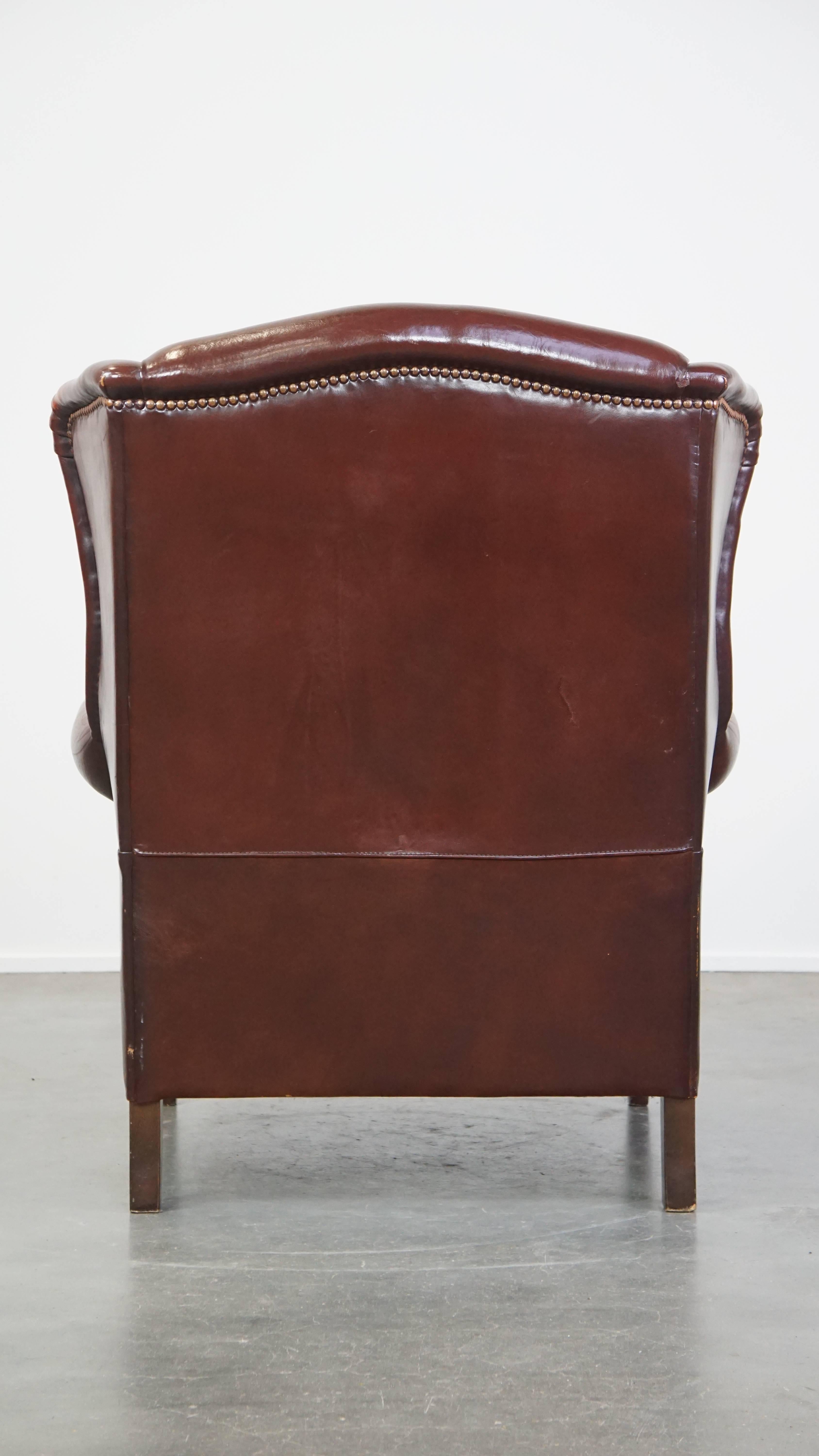 Chaise à oreilles classique, luxueuse et confortable en peau de mouton foncé de style anglais Bon état - En vente à Harderwijk, NL
