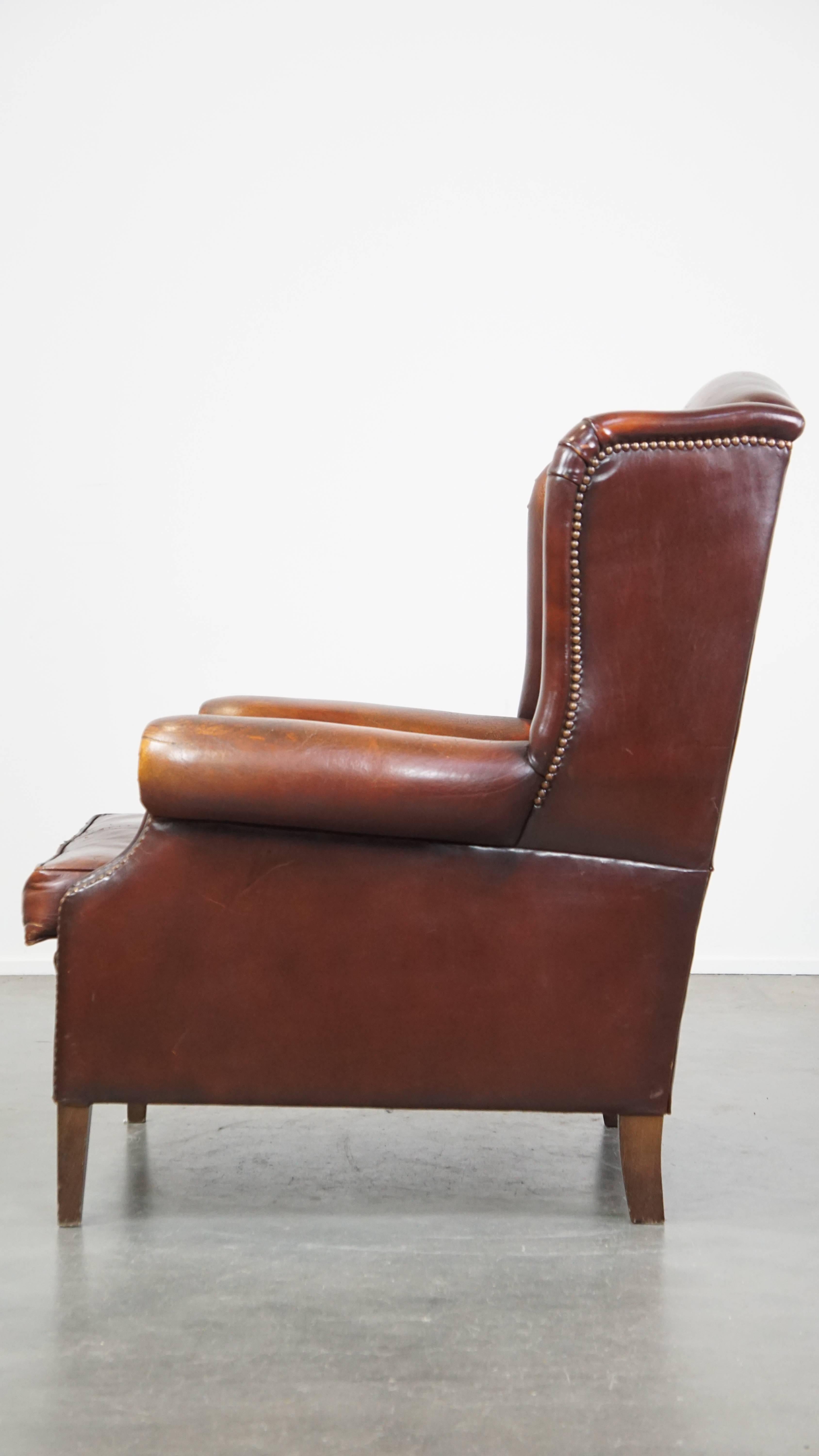20ième siècle Chaise à oreilles classique, luxueuse et confortable en peau de mouton foncé de style anglais en vente