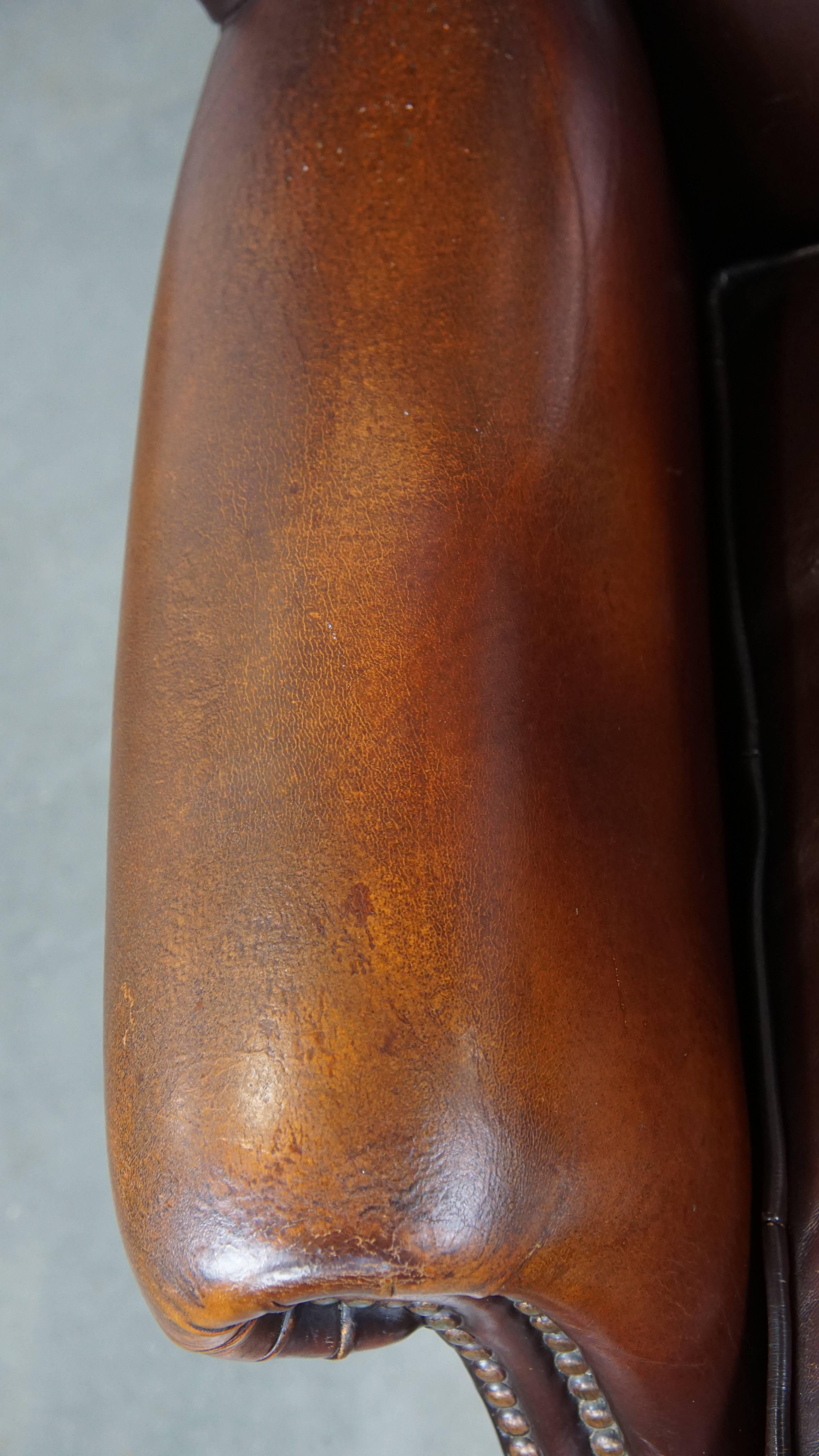 Chaise à oreilles classique, luxueuse et confortable en peau de mouton foncé de style anglais en vente 1