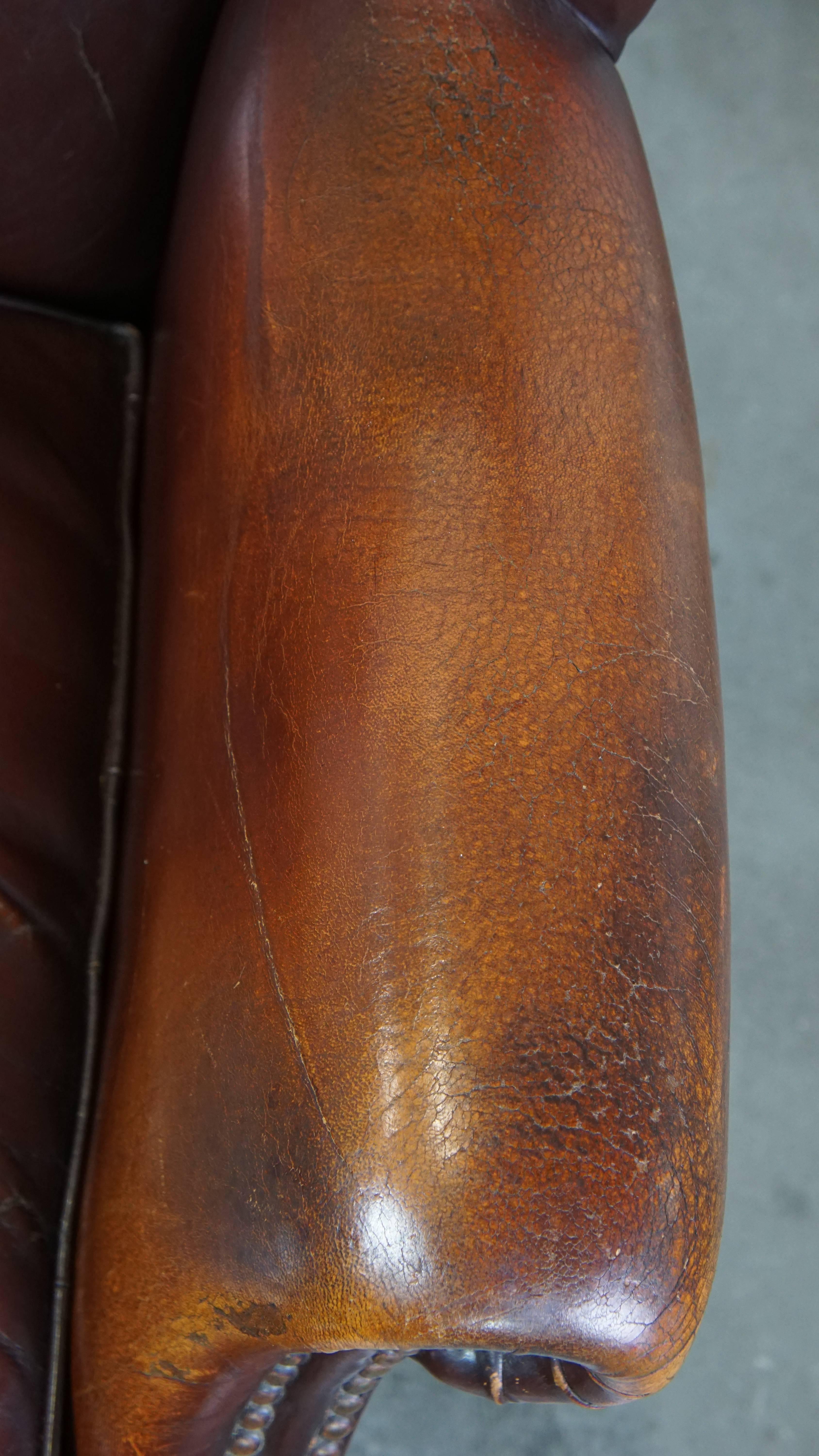 Chaise à oreilles classique, luxueuse et confortable en peau de mouton foncé de style anglais en vente 2