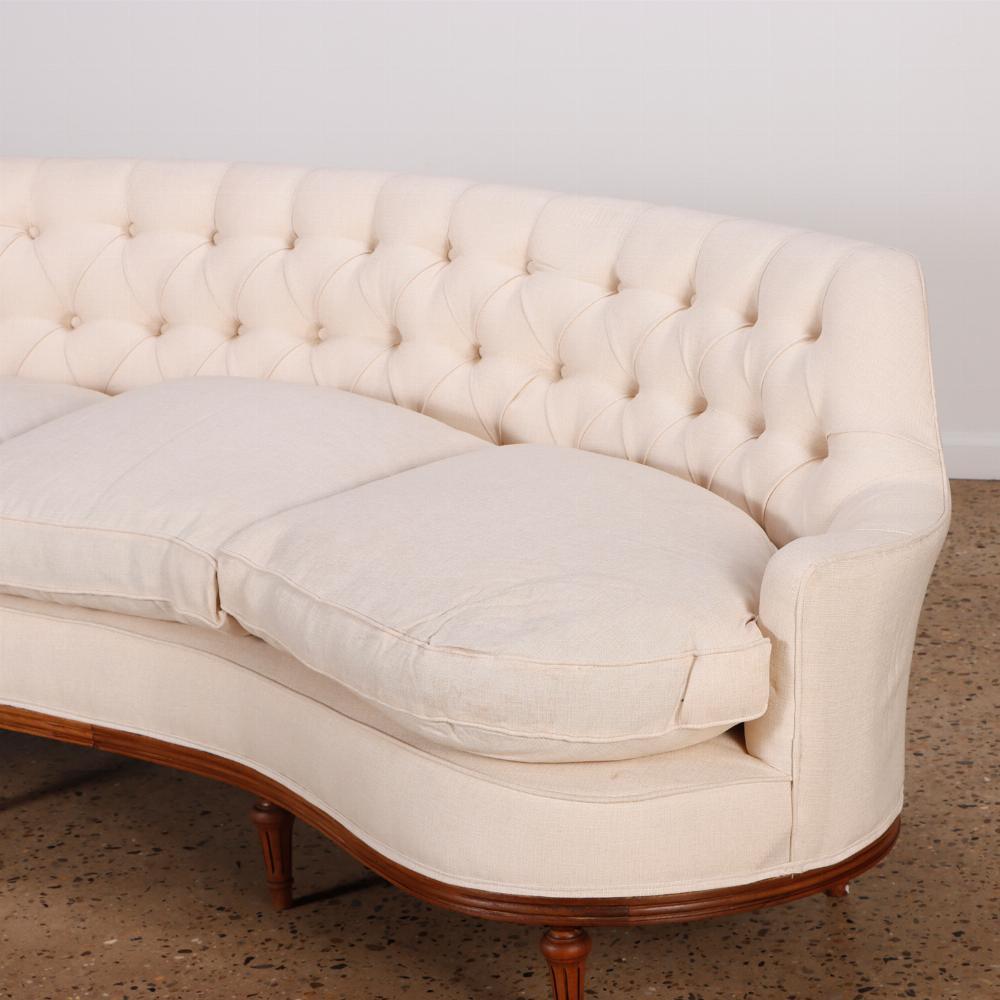 Sofá clásico de lujo con respaldo curvado y acolchado, C 1940. Art Decó en venta