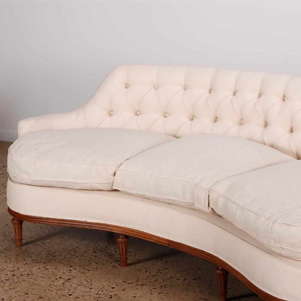 Sofá clásico de lujo con respaldo curvado y acolchado, C 1940. mediados del siglo XX en venta