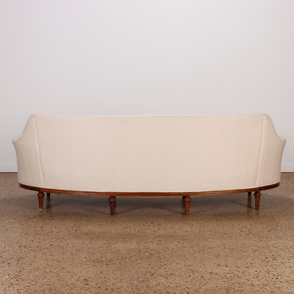 Sofá clásico de lujo con respaldo curvado y acolchado, C 1940. Tapicería en venta