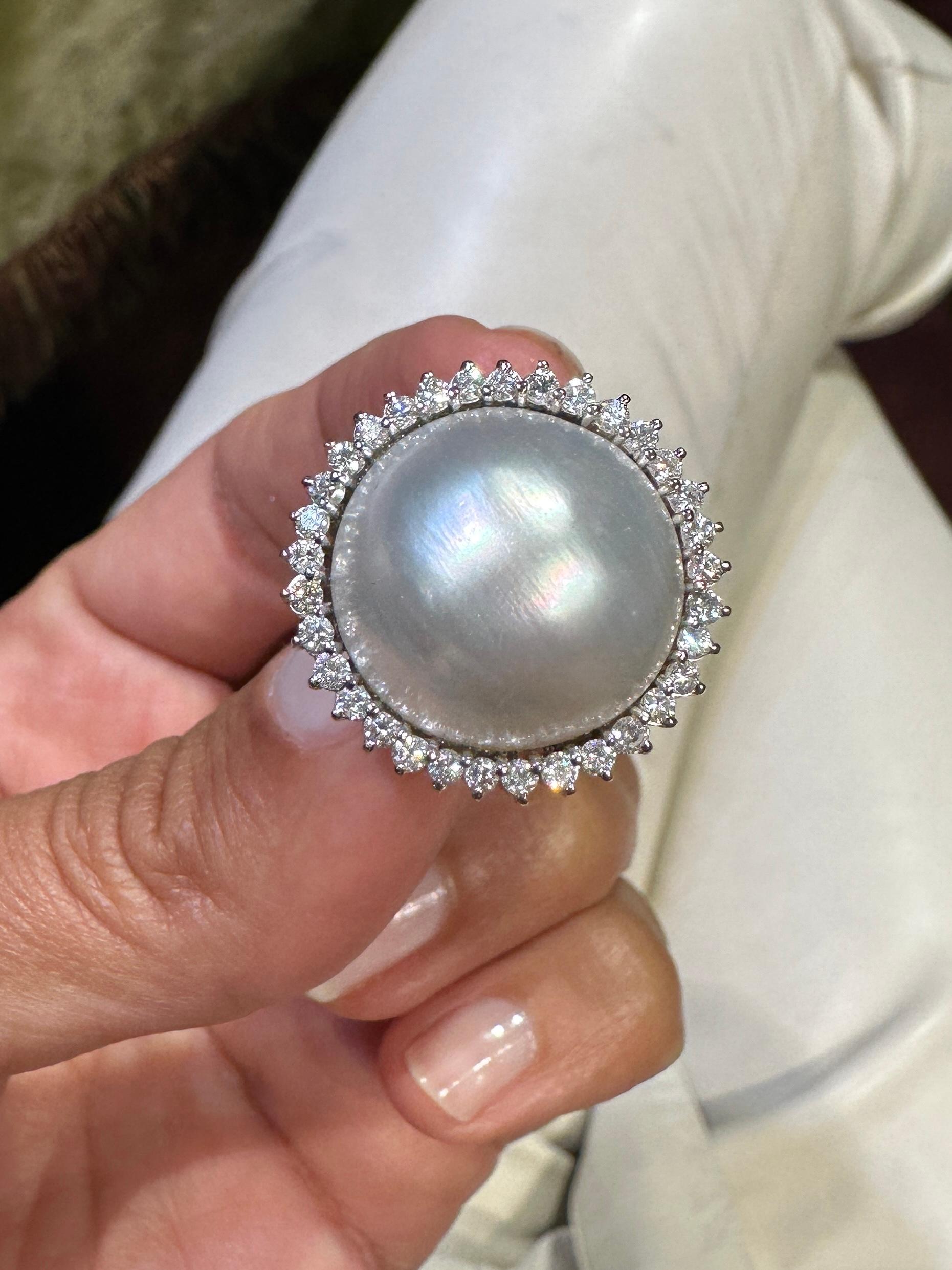 Women's or Men's Classic Mabe Pearl and Diamonds 18 Karat White Gold For Sale