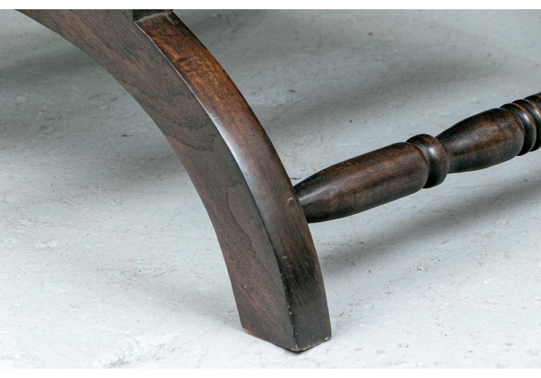 La sedia e l'ottomana con struttura in mogano massiccio con incannucciatura nella forma classica anglo-indiana da  il XIX secolo. Con un buon peso e un buon comfort, la sedia è comoda e spaziosa e presenta dei generosi braccioli a spirale, mentre il