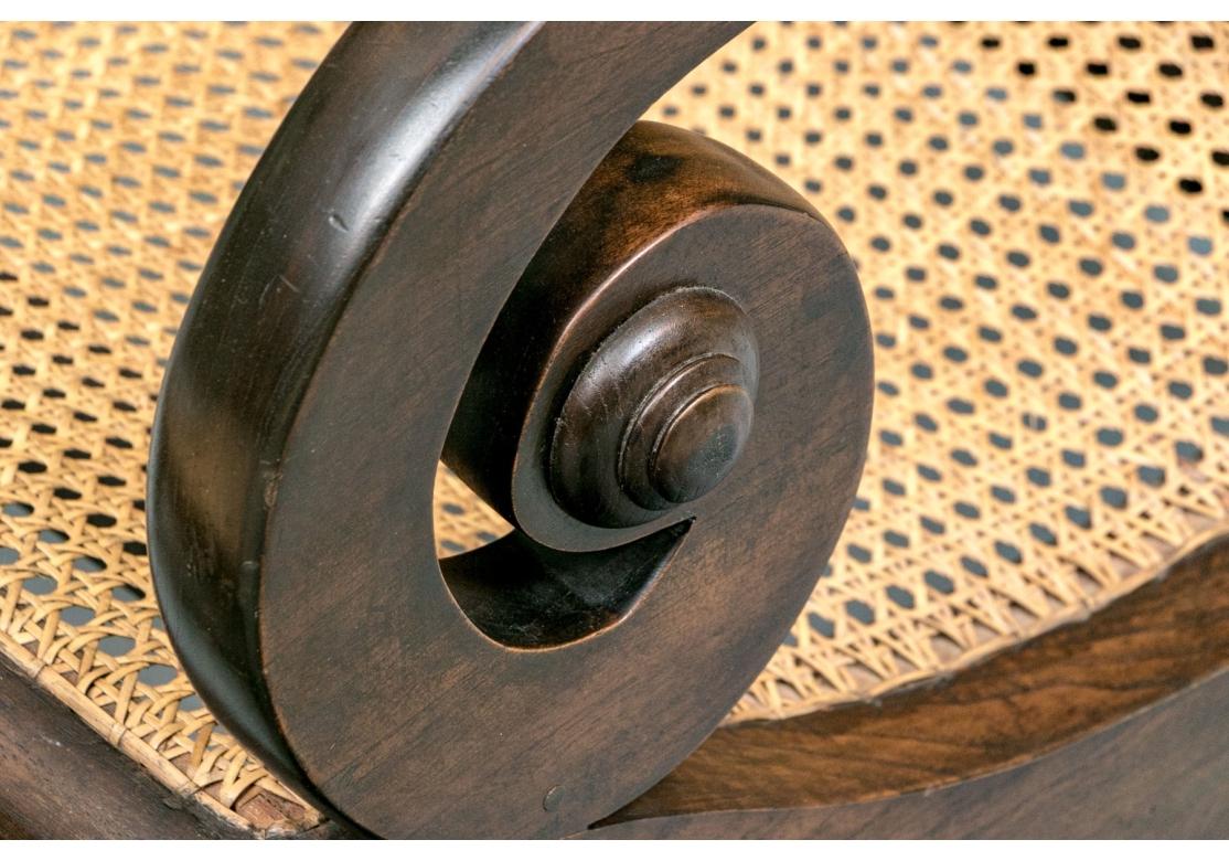 Anglo-indiano Sedia e ottomana di piantagione classica in mogano e canne in vendita