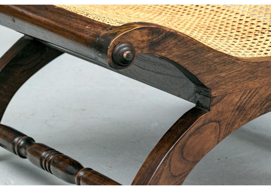 XX secolo Sedia e ottomana di piantagione classica in mogano e canne in vendita