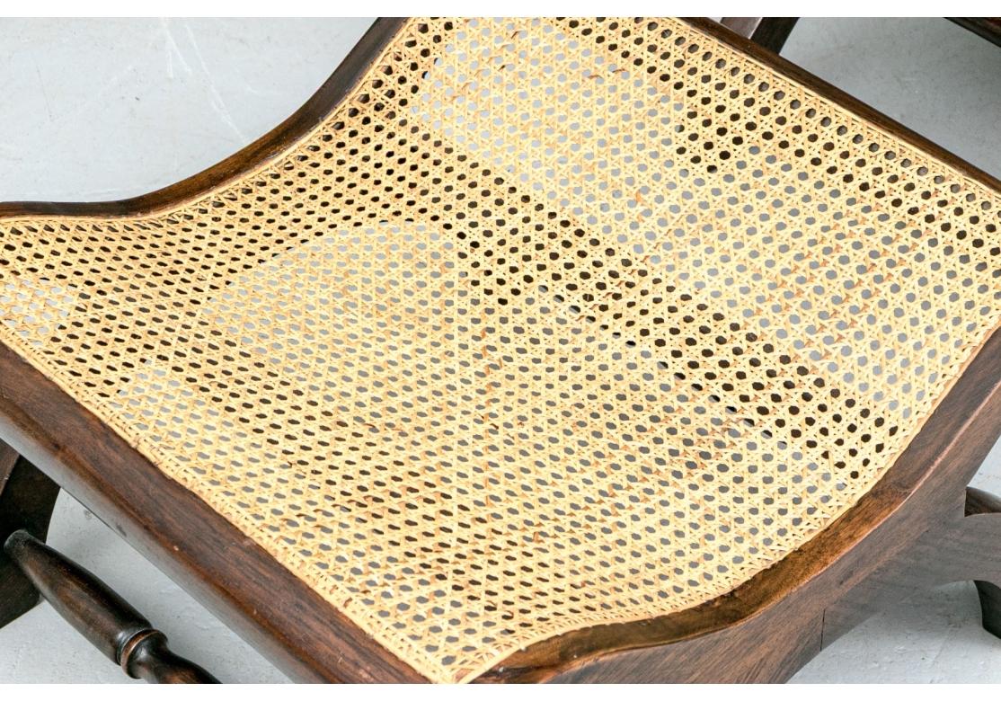 Sedia e ottomana di piantagione classica in mogano e canne in vendita 2