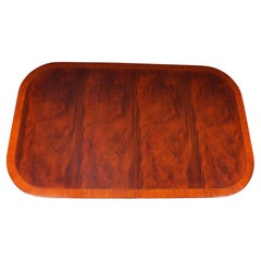 Mesa de comedor clásica de caoba