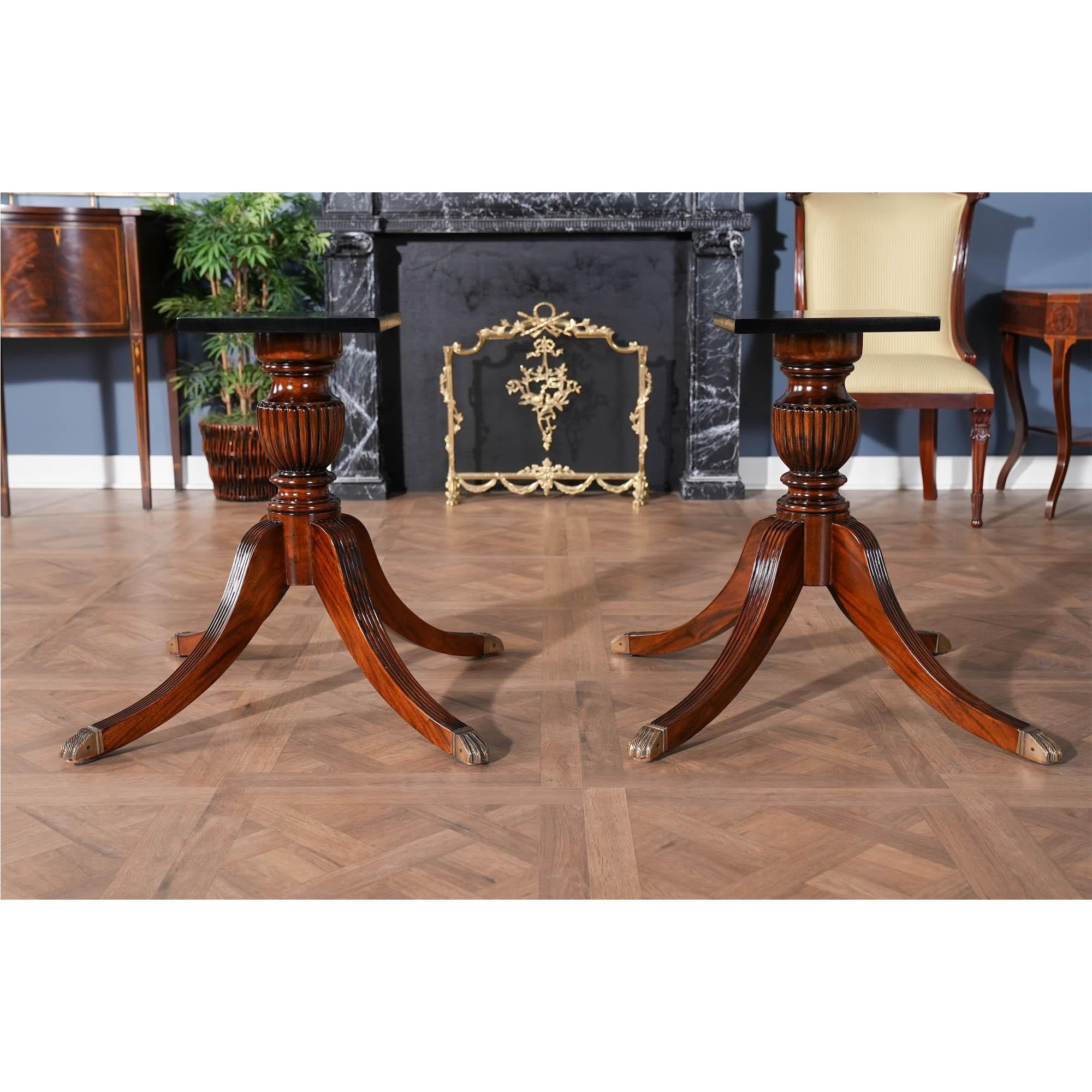 Table de salle à manger Classic en acajou Neuf - En vente à Annville, PA