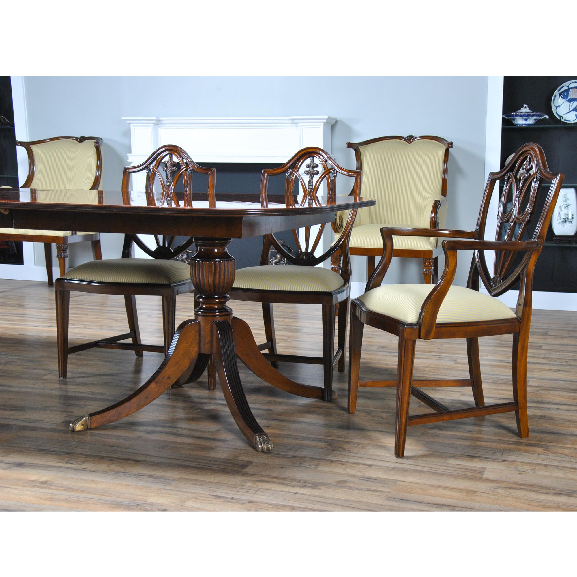 Classic Mahogany Dining Table  For Sale 1
